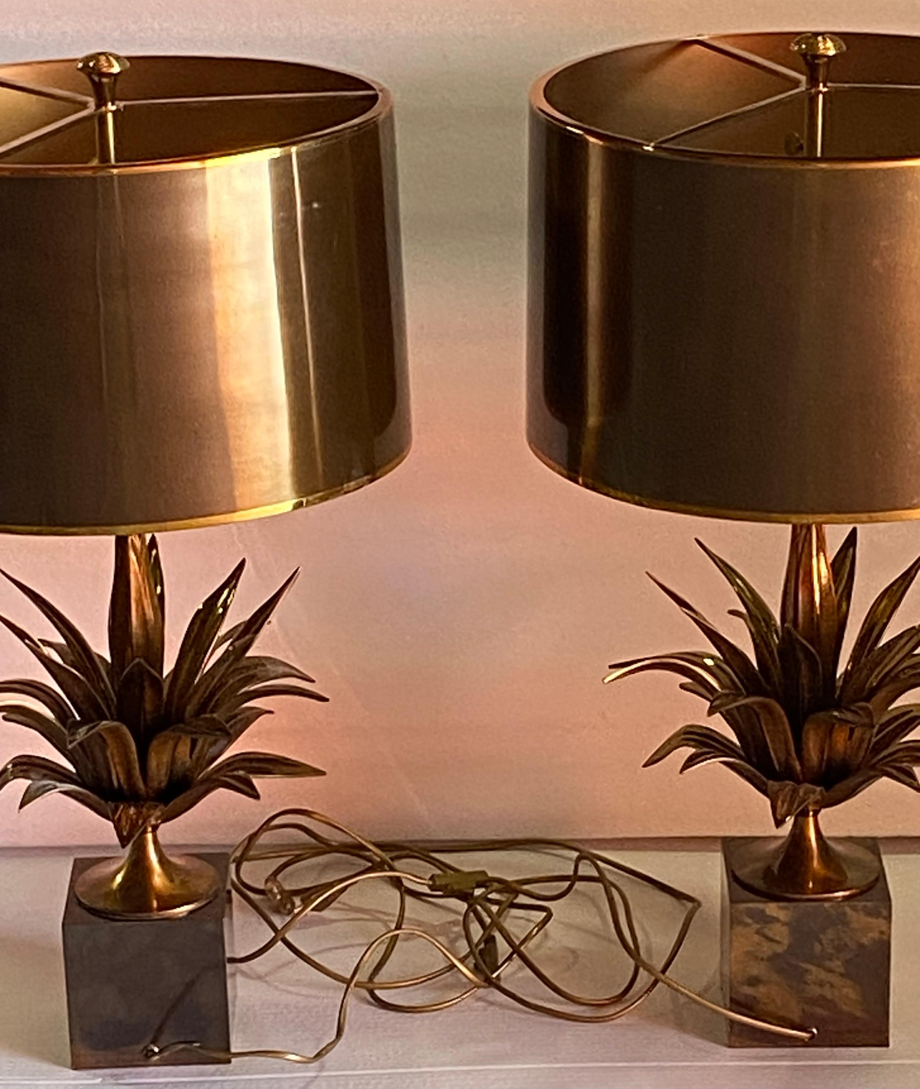 1970 Set di 4 lampade in bronzo con decorazioni di fiori di loto firmate Charles Charles in vendita 2