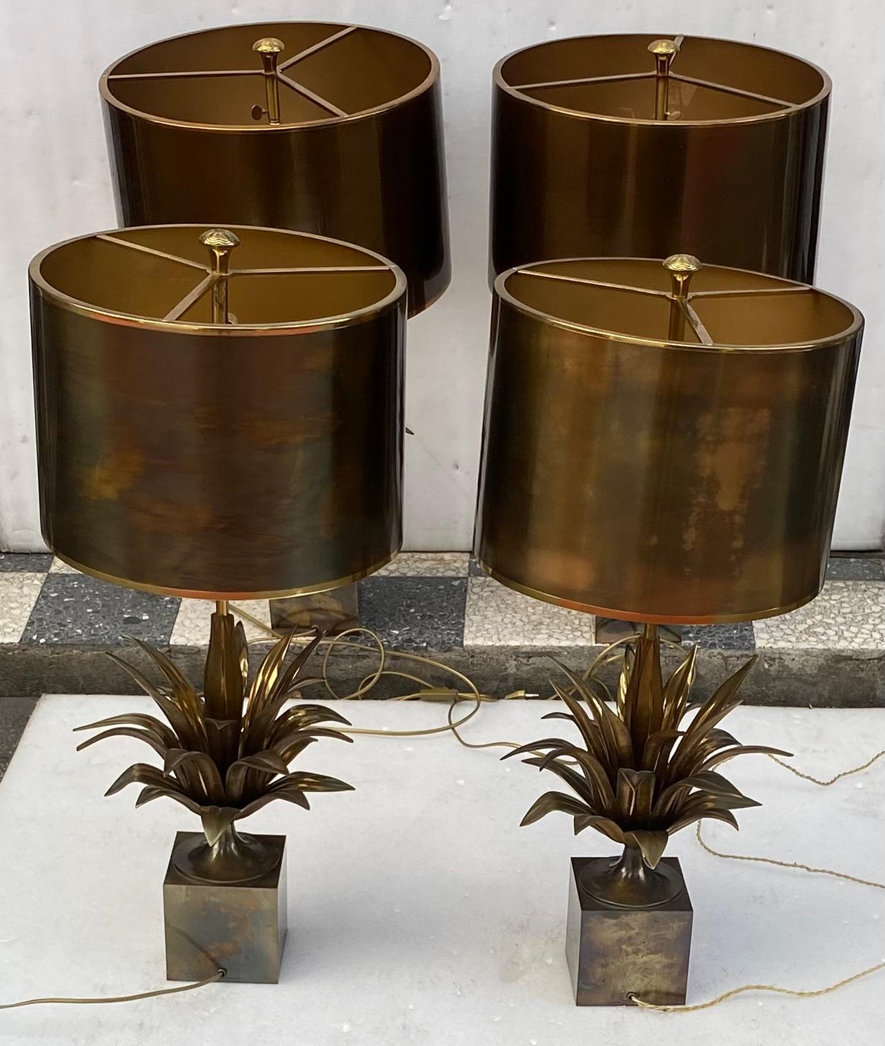 Set di 4 lampade a forma di fiore di loto in bronzo di Charles Charles, realizzate in Francia. Paralumi in ottone con filettature lucide, regolabili in altezza, più lunghi di 5 cm.
Diametro superiore: 40 cm
Diametro del fondo: 40.5 cm
Altezza