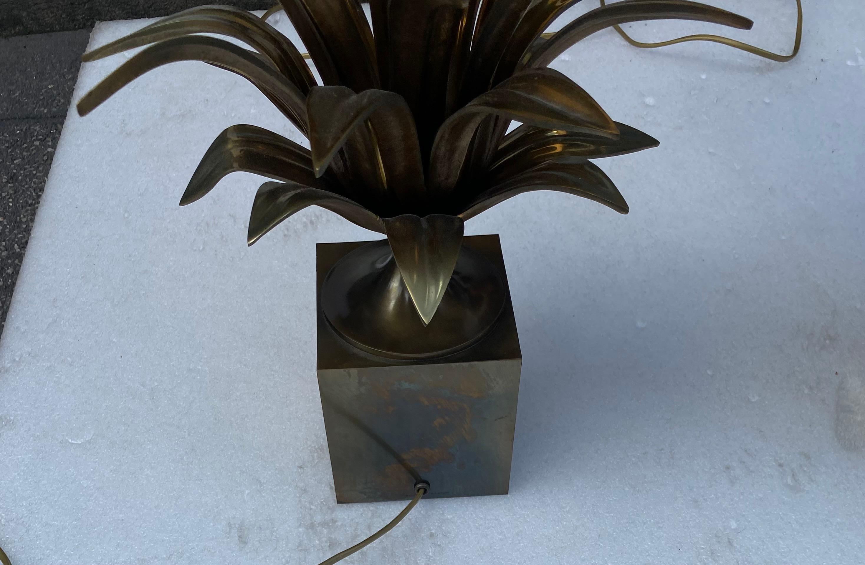 Francese 1970 Set di 4 lampade in bronzo con decorazioni di fiori di loto firmate Charles Charles in vendita