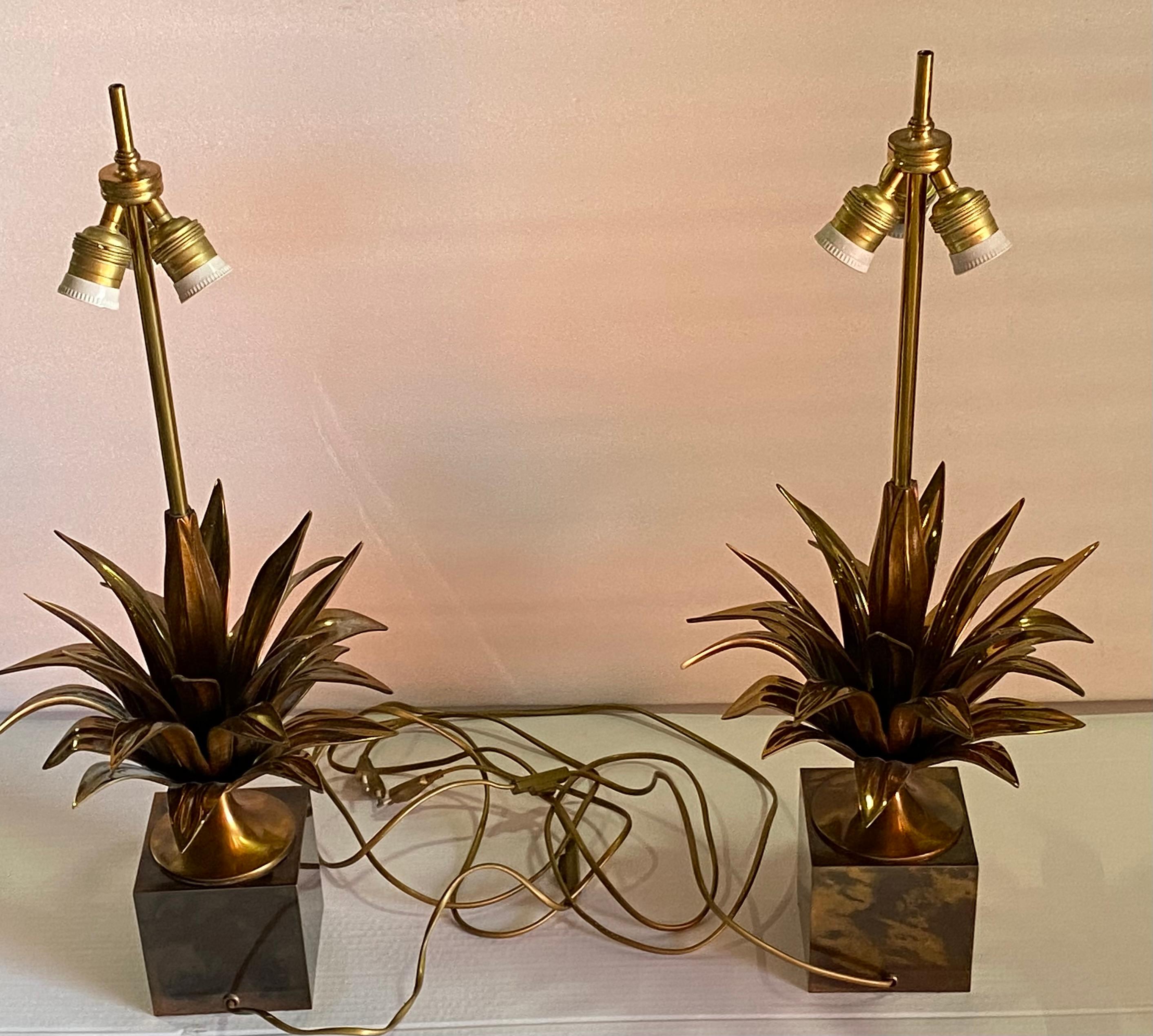 Metà XX secolo 1970 Set di 4 lampade in bronzo con decorazioni di fiori di loto firmate Charles Charles in vendita