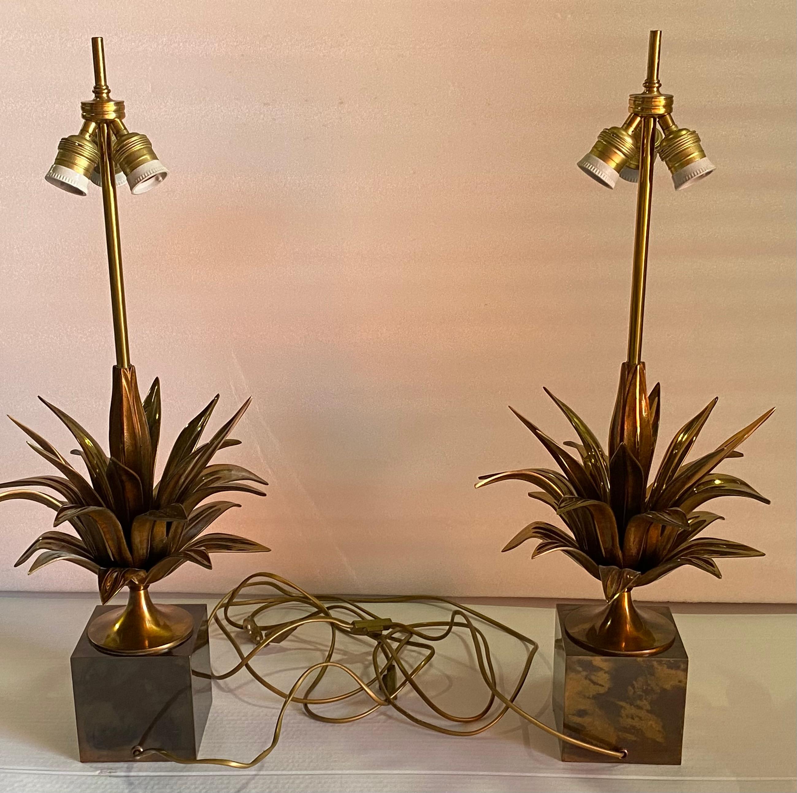 Ottone 1970 Set di 4 lampade in bronzo con decorazioni di fiori di loto firmate Charles Charles in vendita