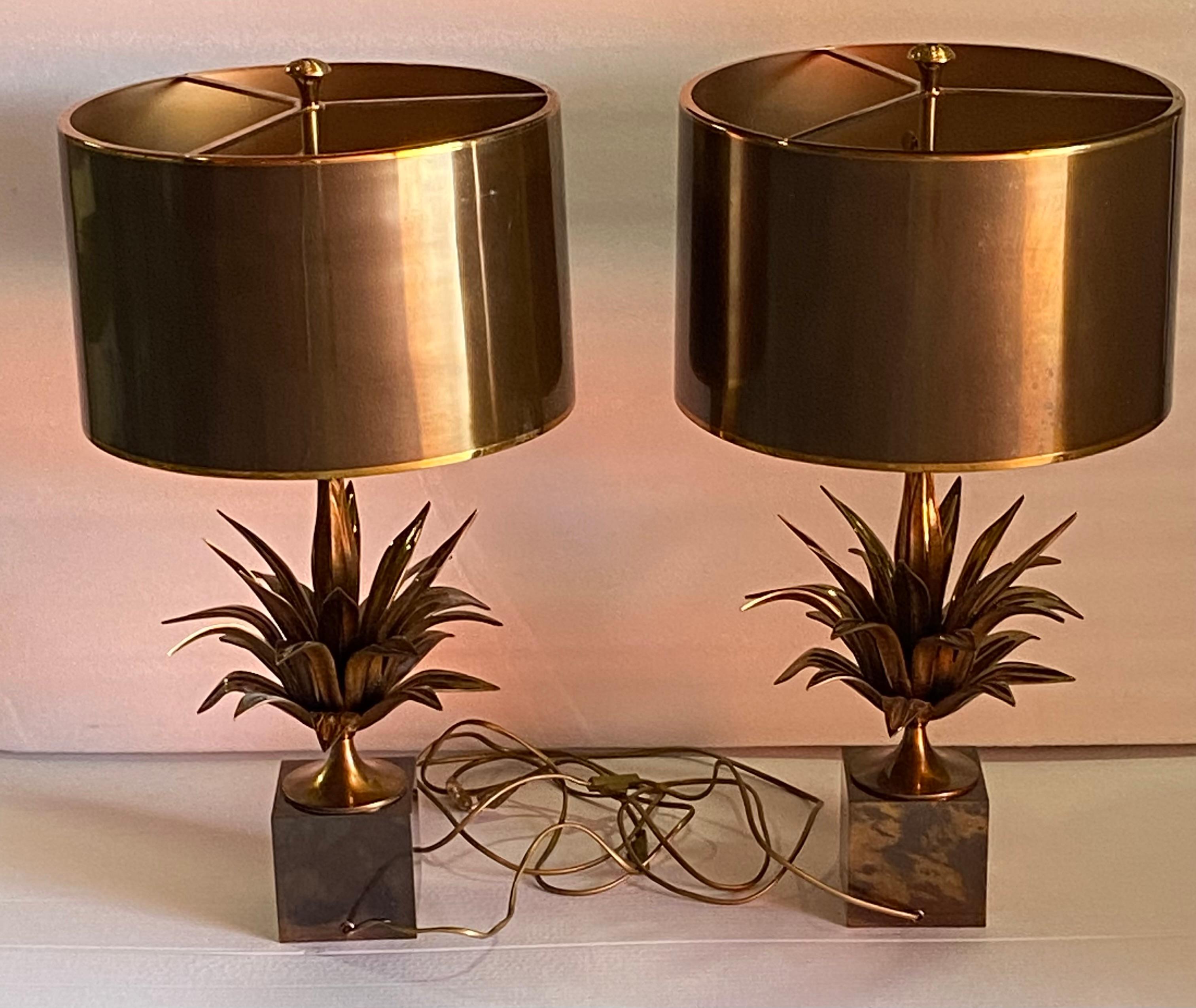 1970 Set di 4 lampade in bronzo con decorazioni di fiori di loto firmate Charles Charles in vendita 1