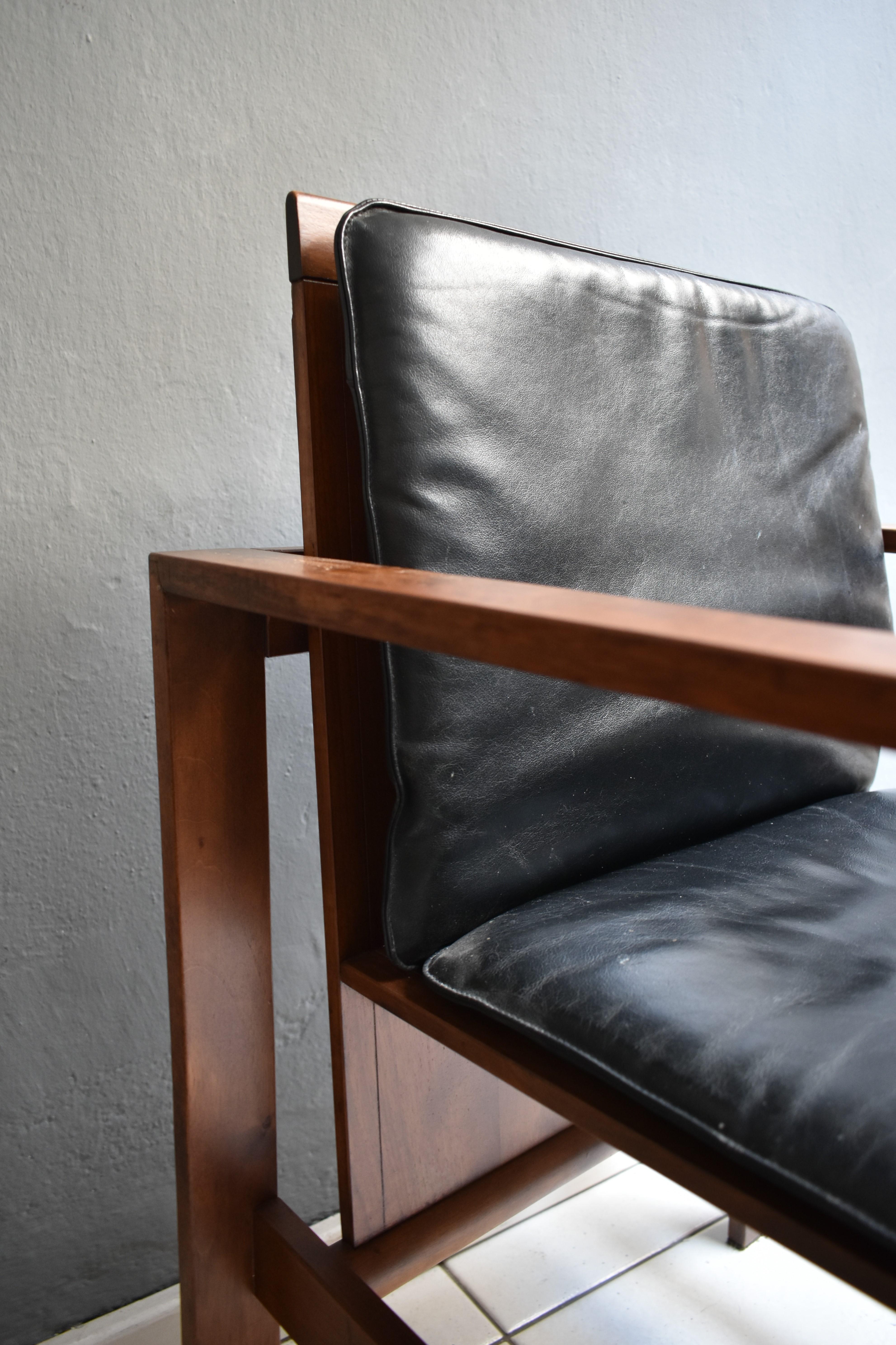 1970, Set of 4 Chairs with Armrests by Bernini, Walnut Wood and Black Leather 7