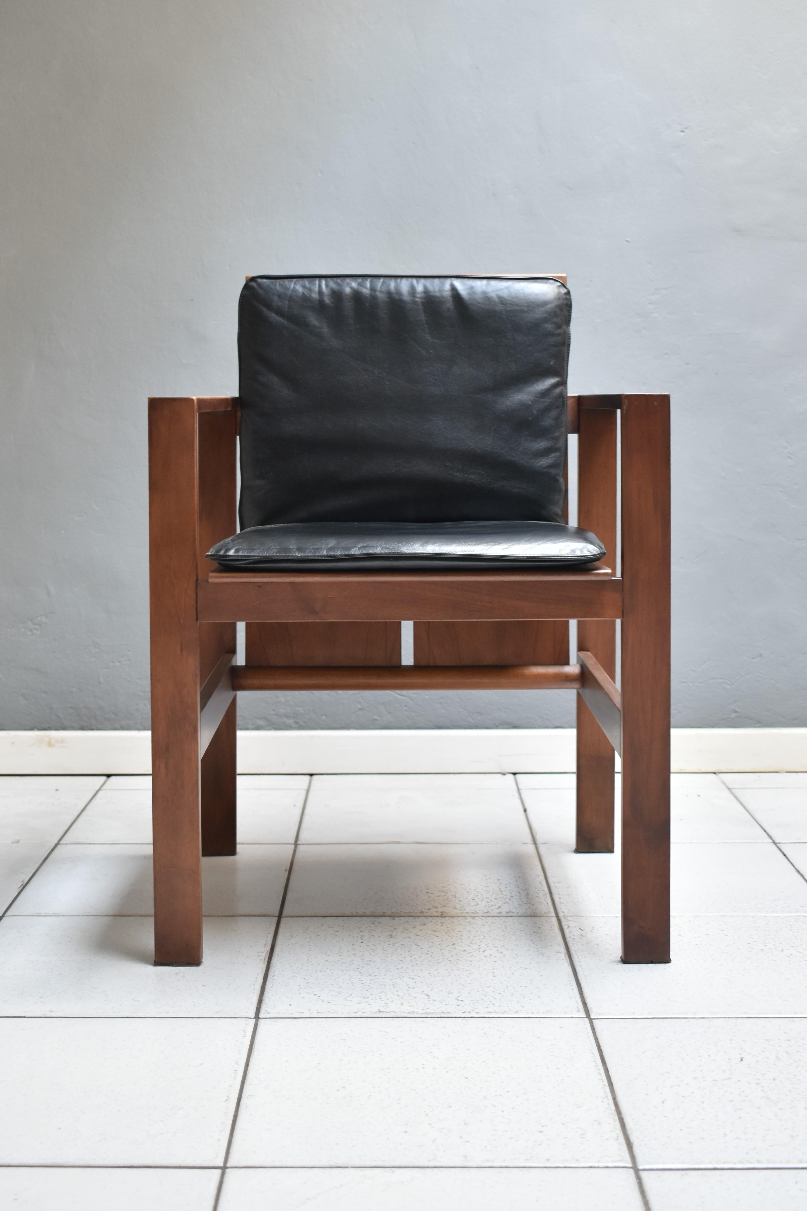1970, Set of 4 Chairs with Armrests by Bernini, Walnut Wood and Black Leather In Good Condition In Milan, IT