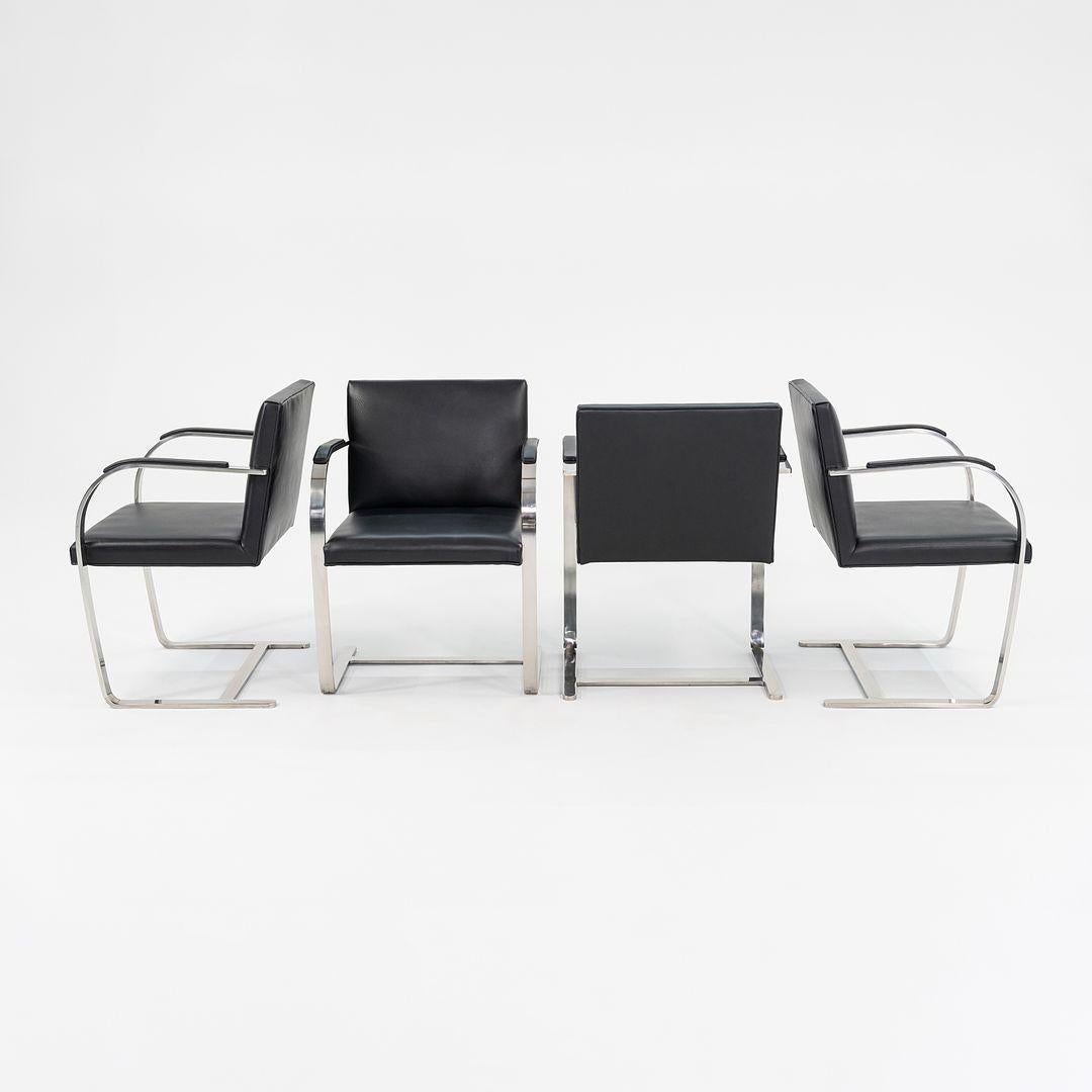 Si tratta di un set di quattro sedie Flat Bar Brno, modello 255, progettate inizialmente da Mies van der Rohe nel 1930. Questi esemplari in particolare sono stati prodotti da Knoll nel 1970 e il prezzo indicato comprende il set di quattro sedie.