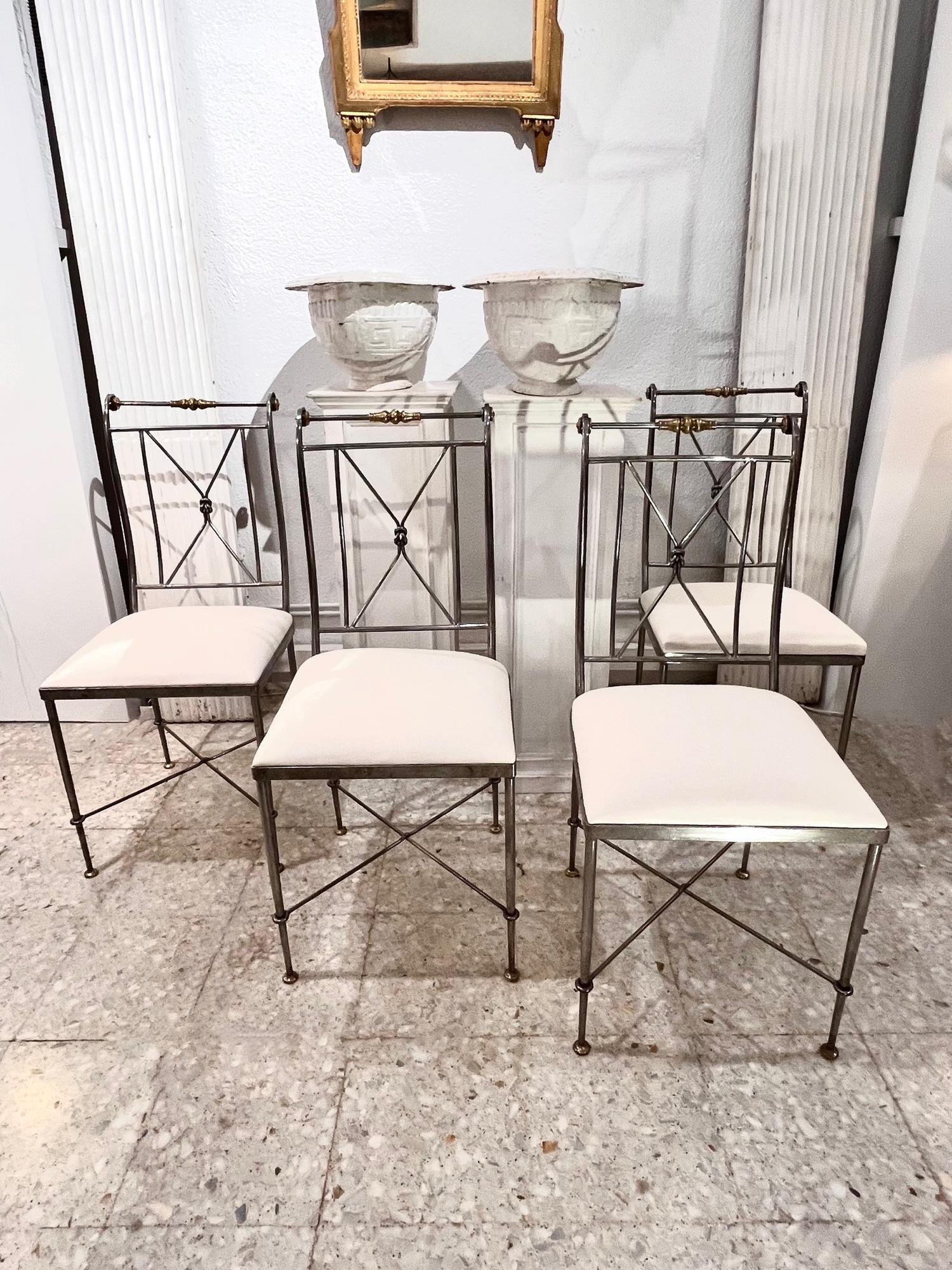1970 Ensemble de quatre chaises néoclassiques en métal et laiton signées A. Orlandi en vente 2