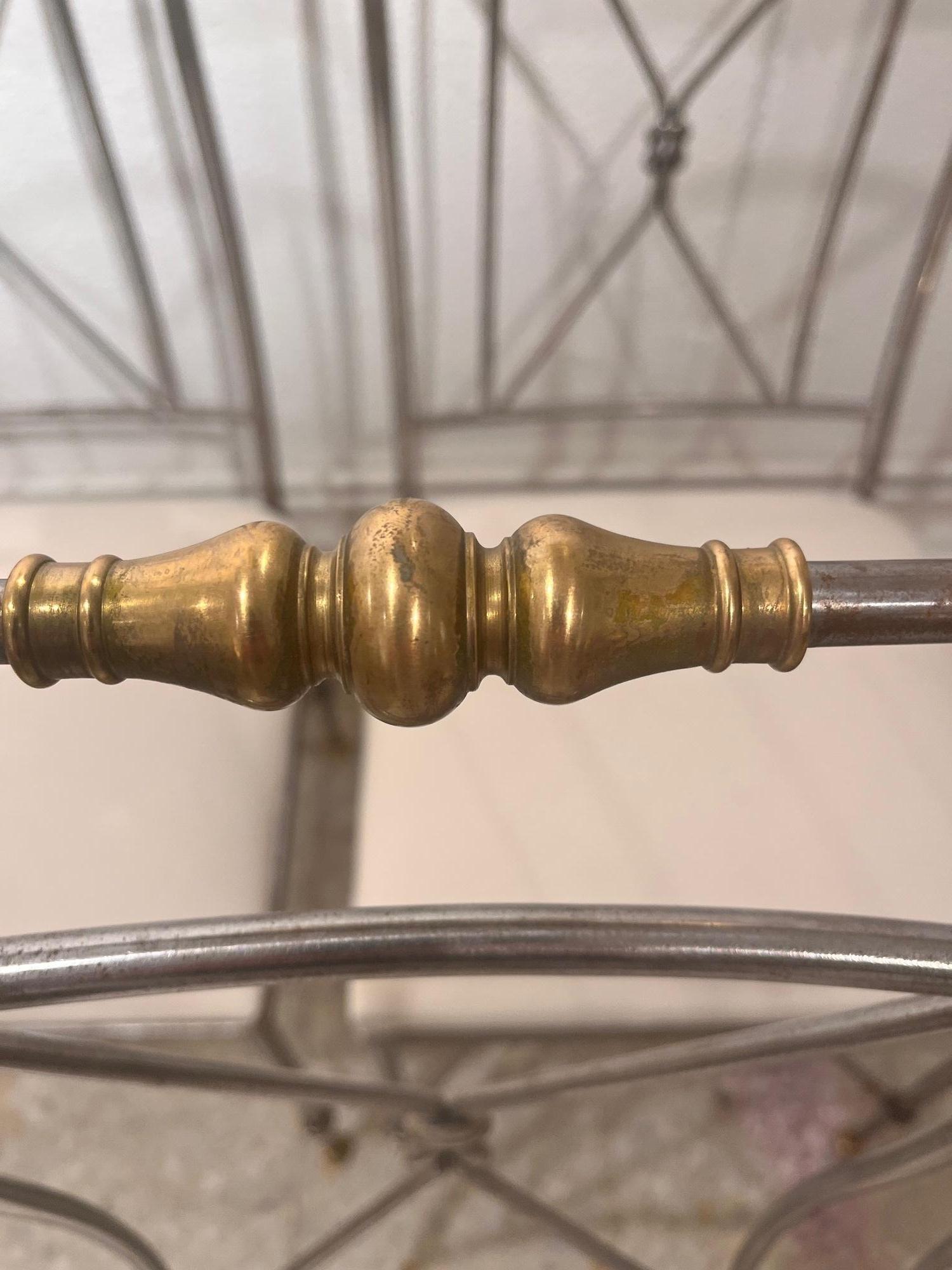 1970 Ensemble de quatre chaises néoclassiques en métal et laiton signées A. Orlandi en vente 3