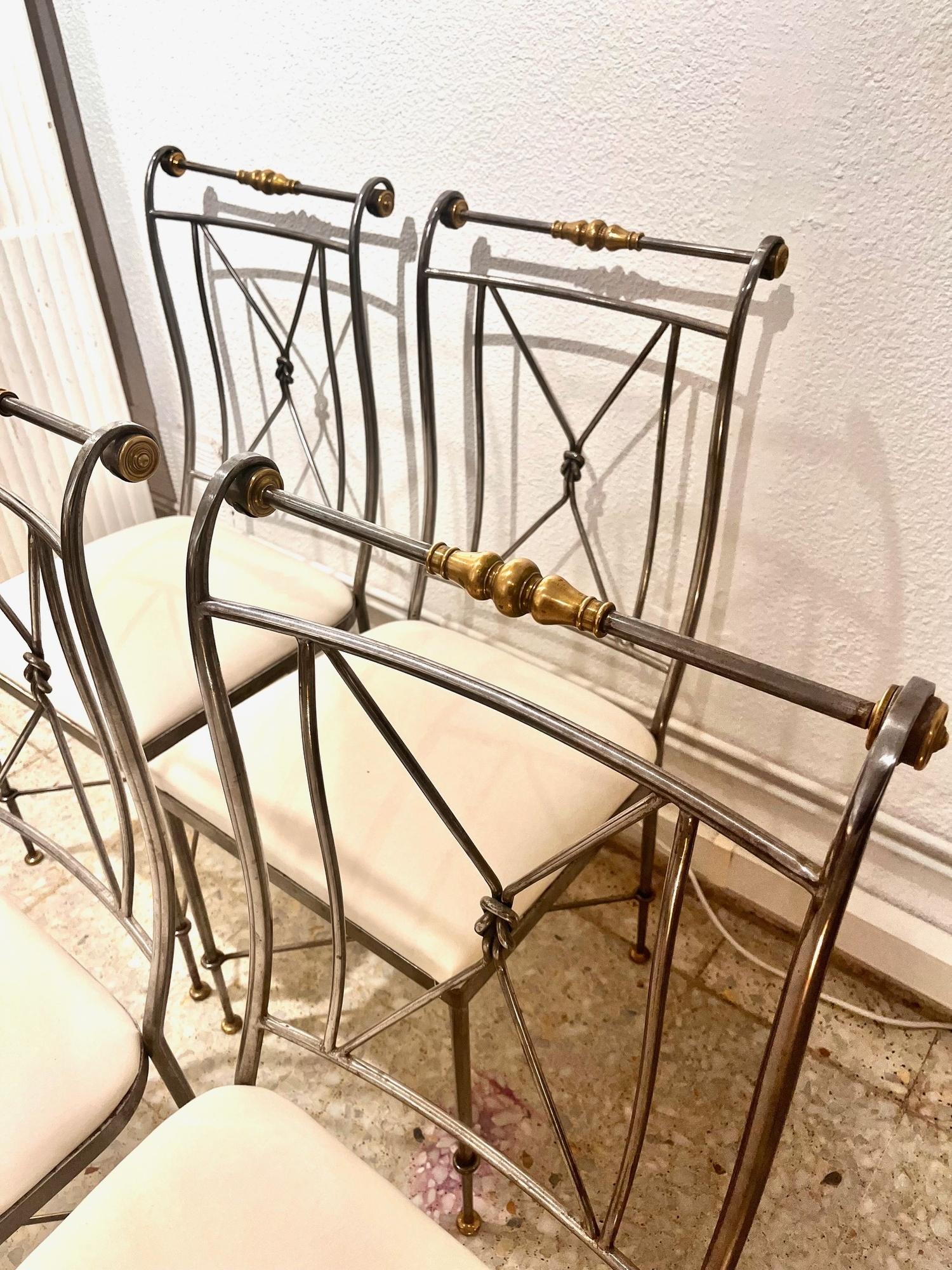 1970 Ensemble de quatre chaises néoclassiques en métal et laiton signées A. Orlandi en vente 4