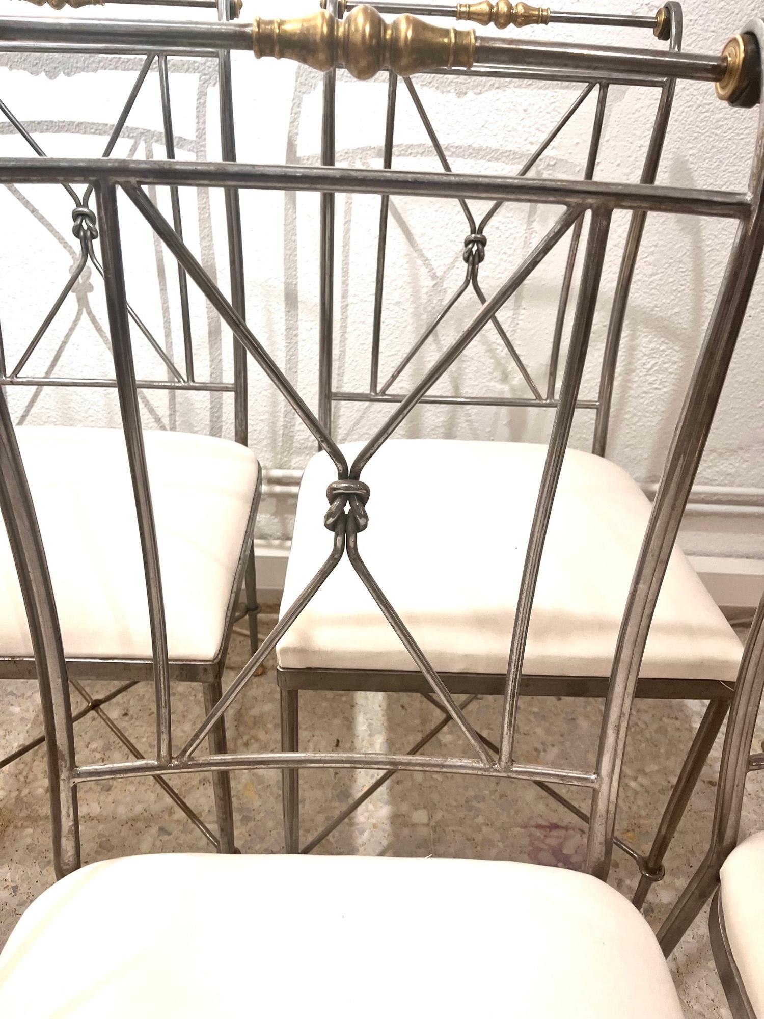 1970 Ensemble de quatre chaises néoclassiques en métal et laiton signées A. Orlandi en vente 5