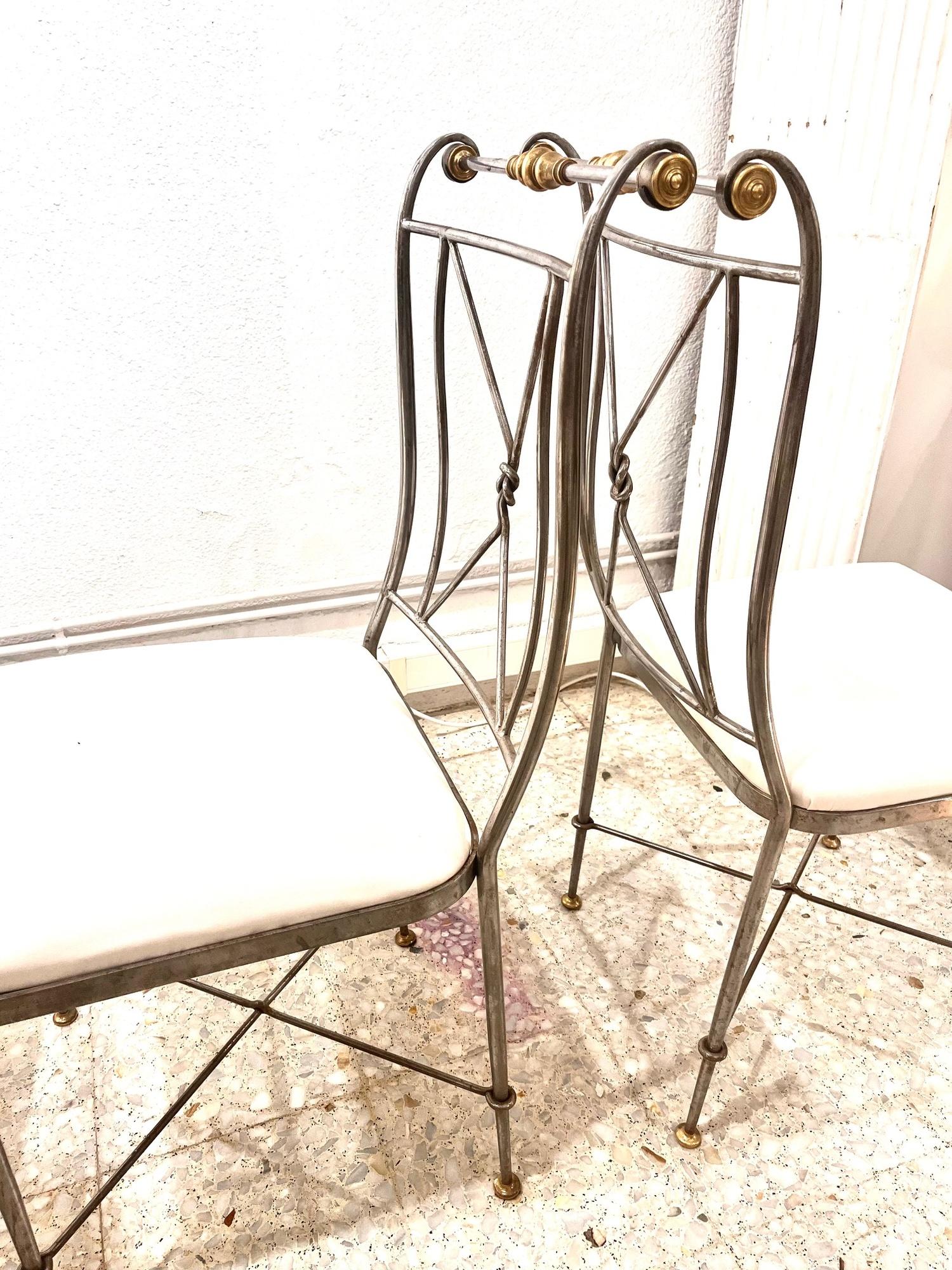 1970 Ensemble de quatre chaises néoclassiques en métal et laiton signées A. Orlandi en vente 6