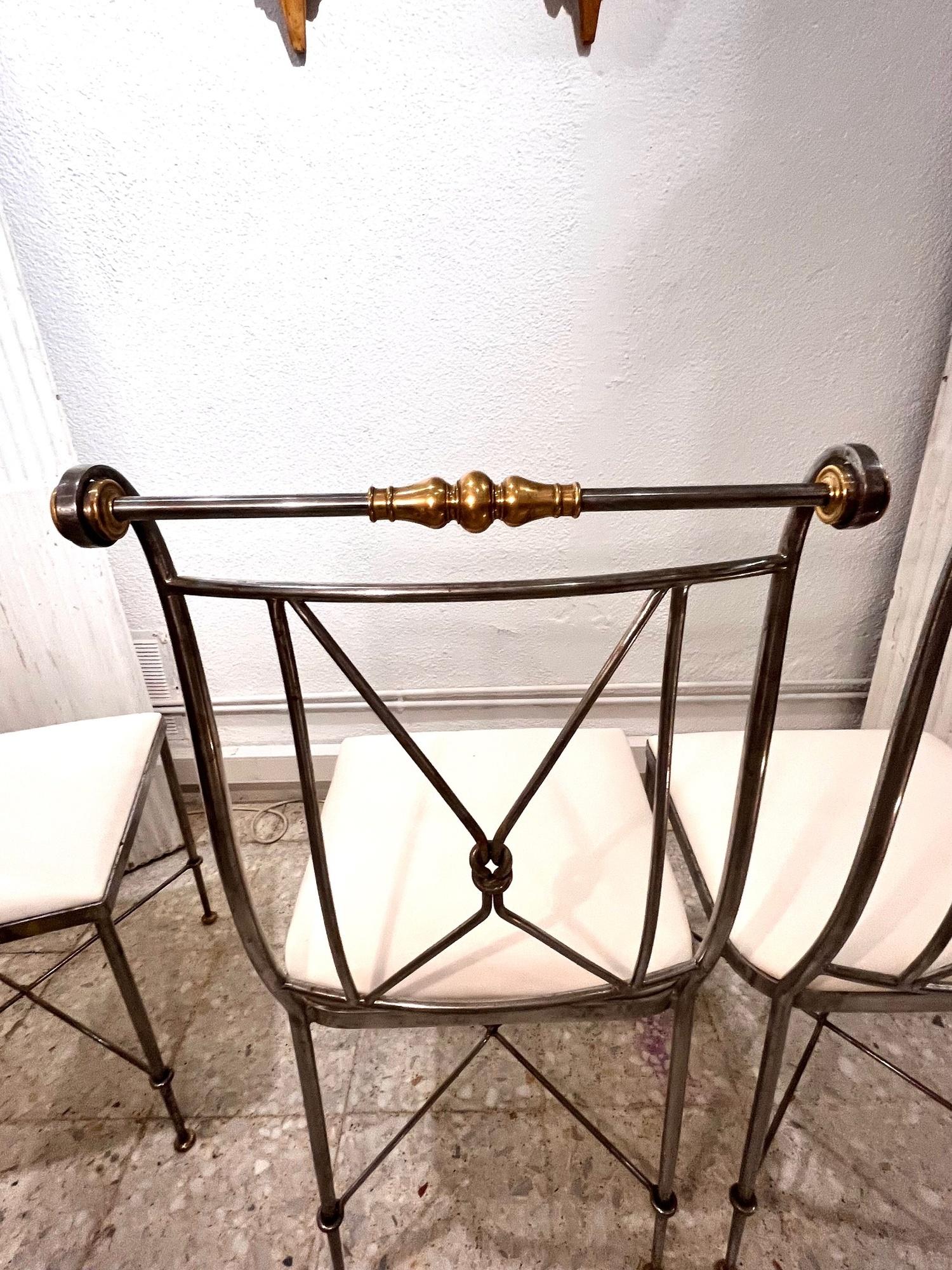 1970 Ensemble de quatre chaises néoclassiques en métal et laiton signées A. Orlandi en vente 7