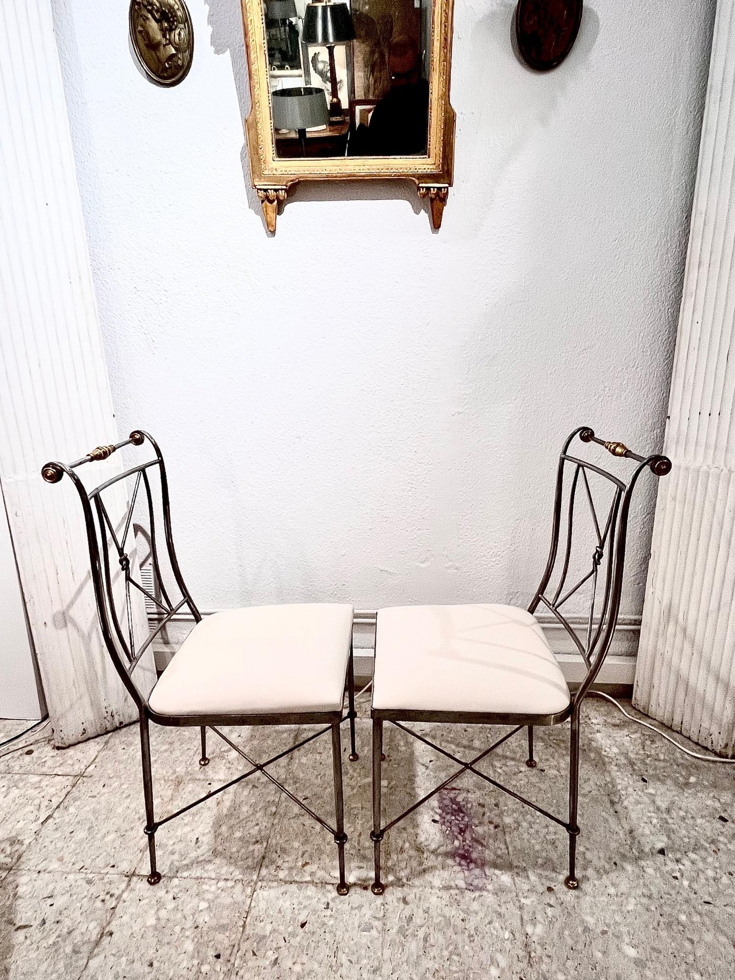 1970 Ensemble de quatre chaises néoclassiques en métal et laiton signées A. Orlandi en vente 8