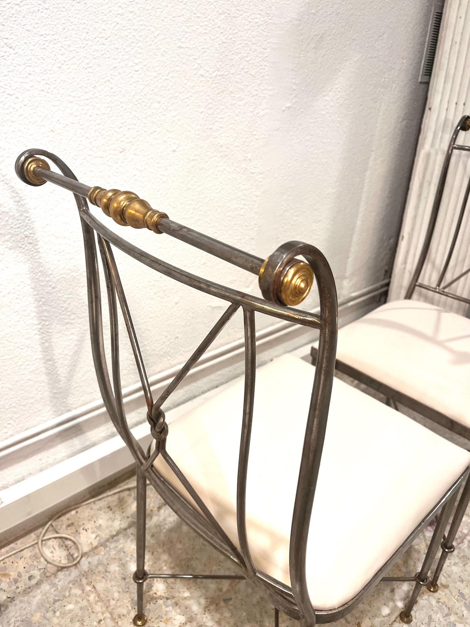 1970 Ensemble de quatre chaises néoclassiques en métal et laiton signées A. Orlandi en vente 9