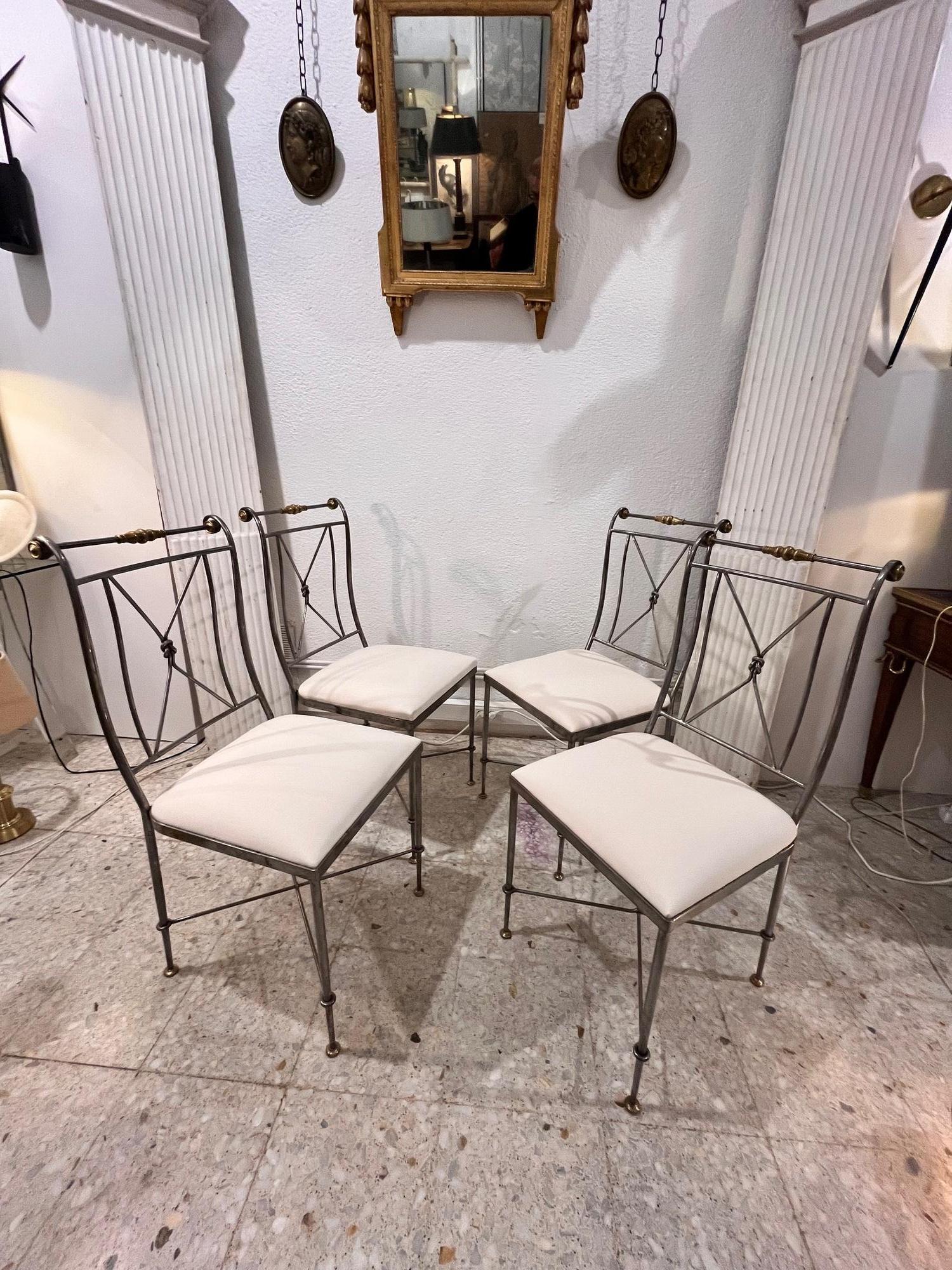 1970 Ensemble de quatre chaises néoclassiques en métal et laiton signées A. Orlandi en vente 10