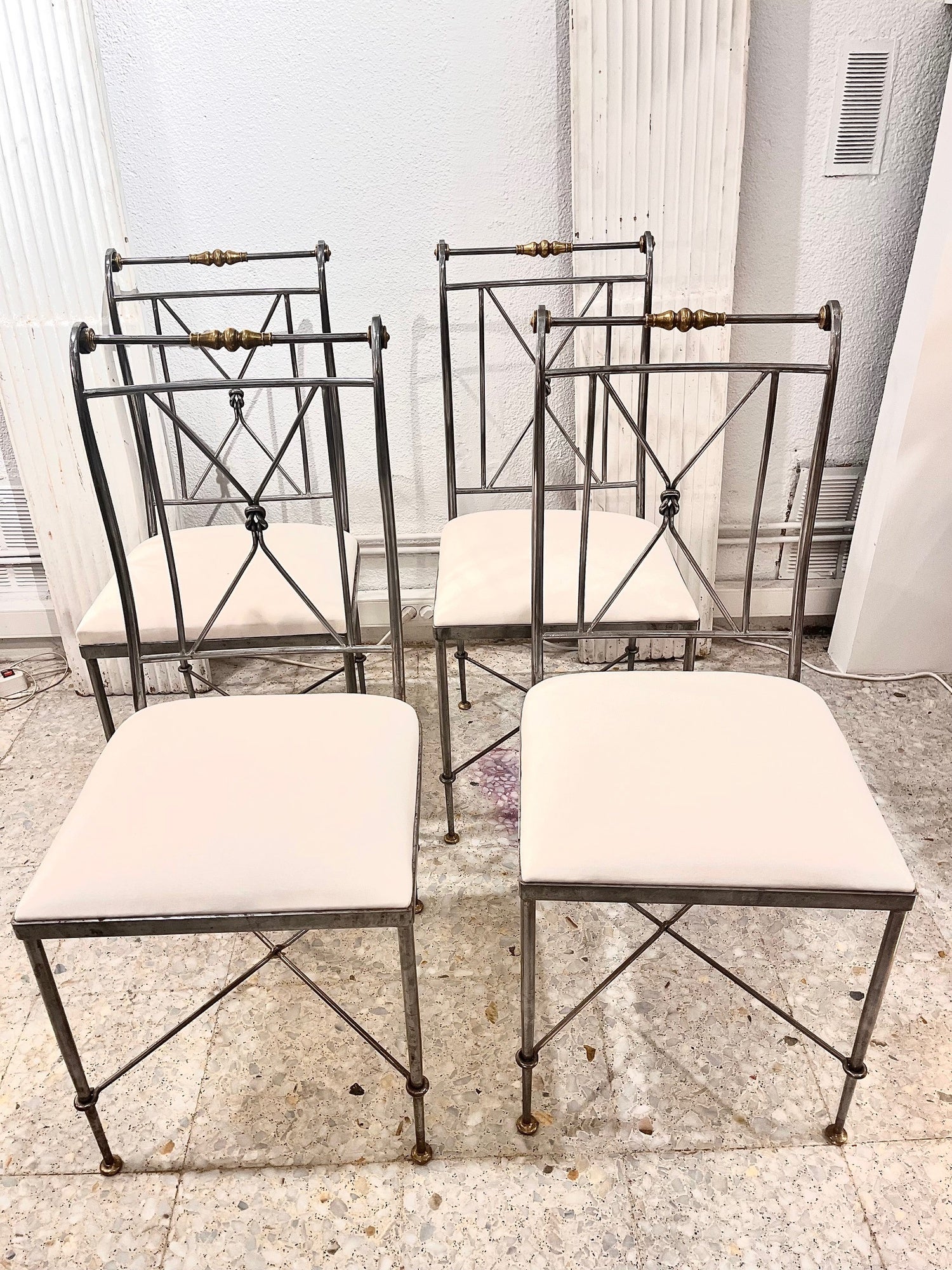 Un ensemble raffiné et de collection de quatre chaises signées par le célèbre atelier de métallurgie italien Orlandi.
Chaque chaise porte la signature originale 