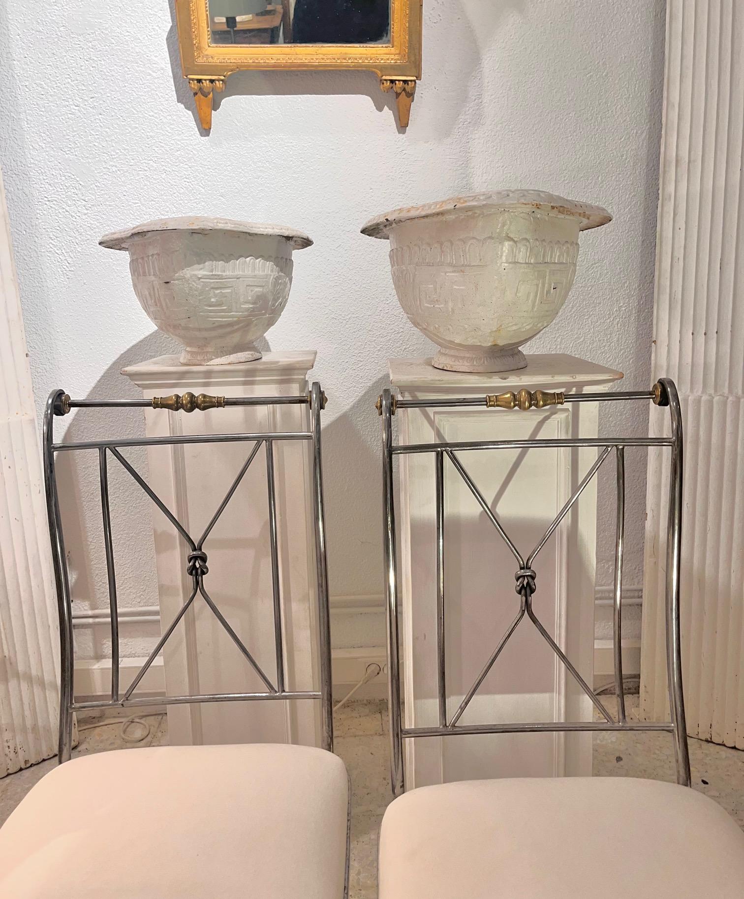 italien 1970 Ensemble de quatre chaises néoclassiques en métal et laiton signées A. Orlandi en vente