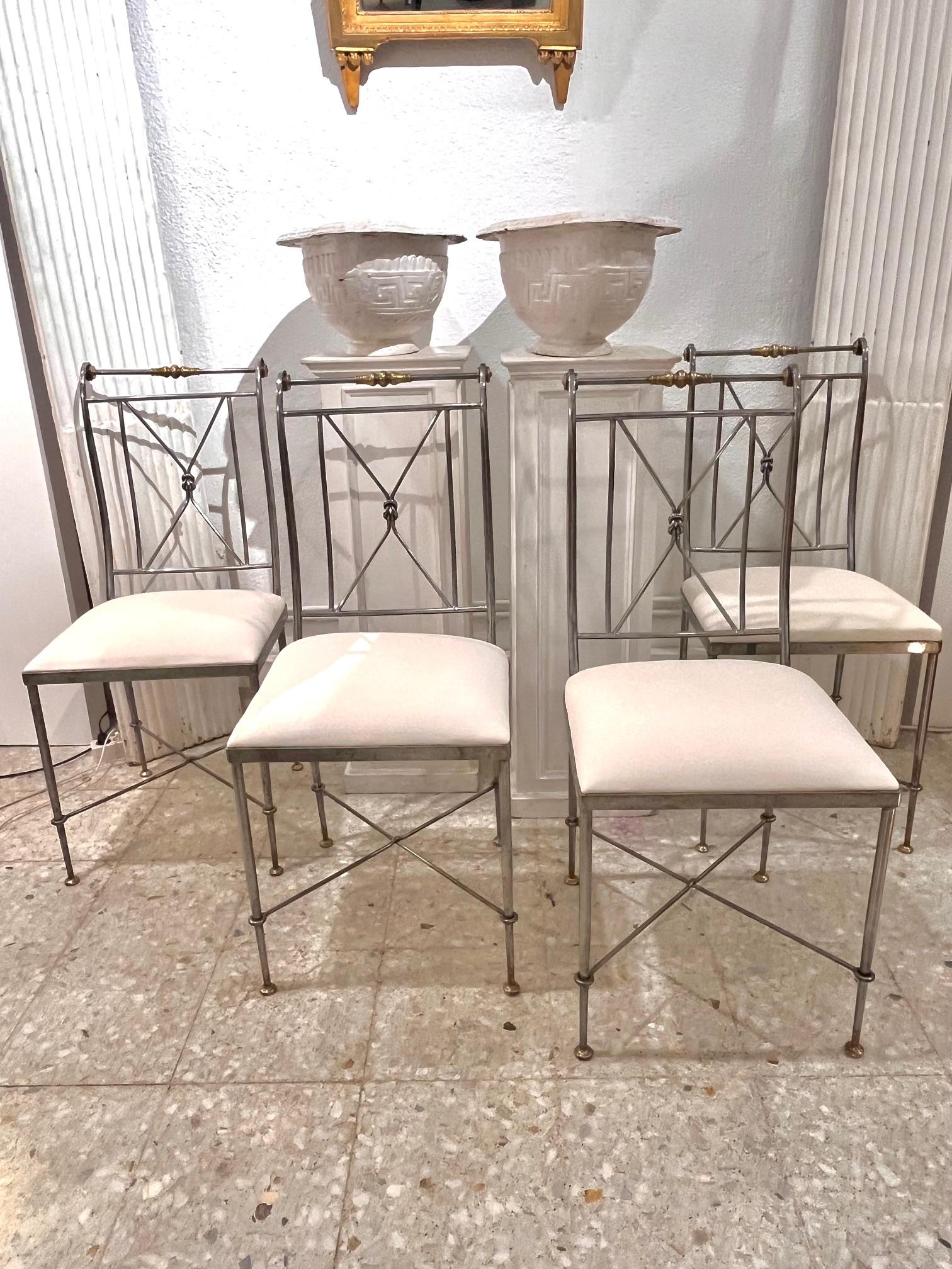 Forgé 1970 Ensemble de quatre chaises néoclassiques en métal et laiton signées A. Orlandi en vente