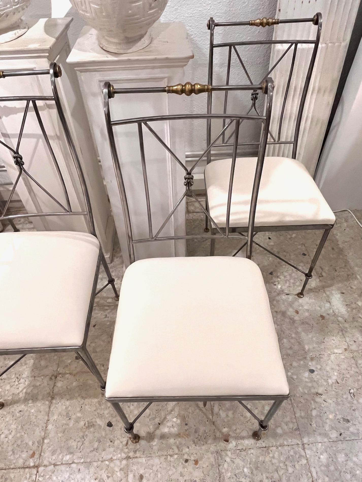 1970 Ensemble de quatre chaises néoclassiques en métal et laiton signées A. Orlandi Bon état - En vente à Madrid, ES