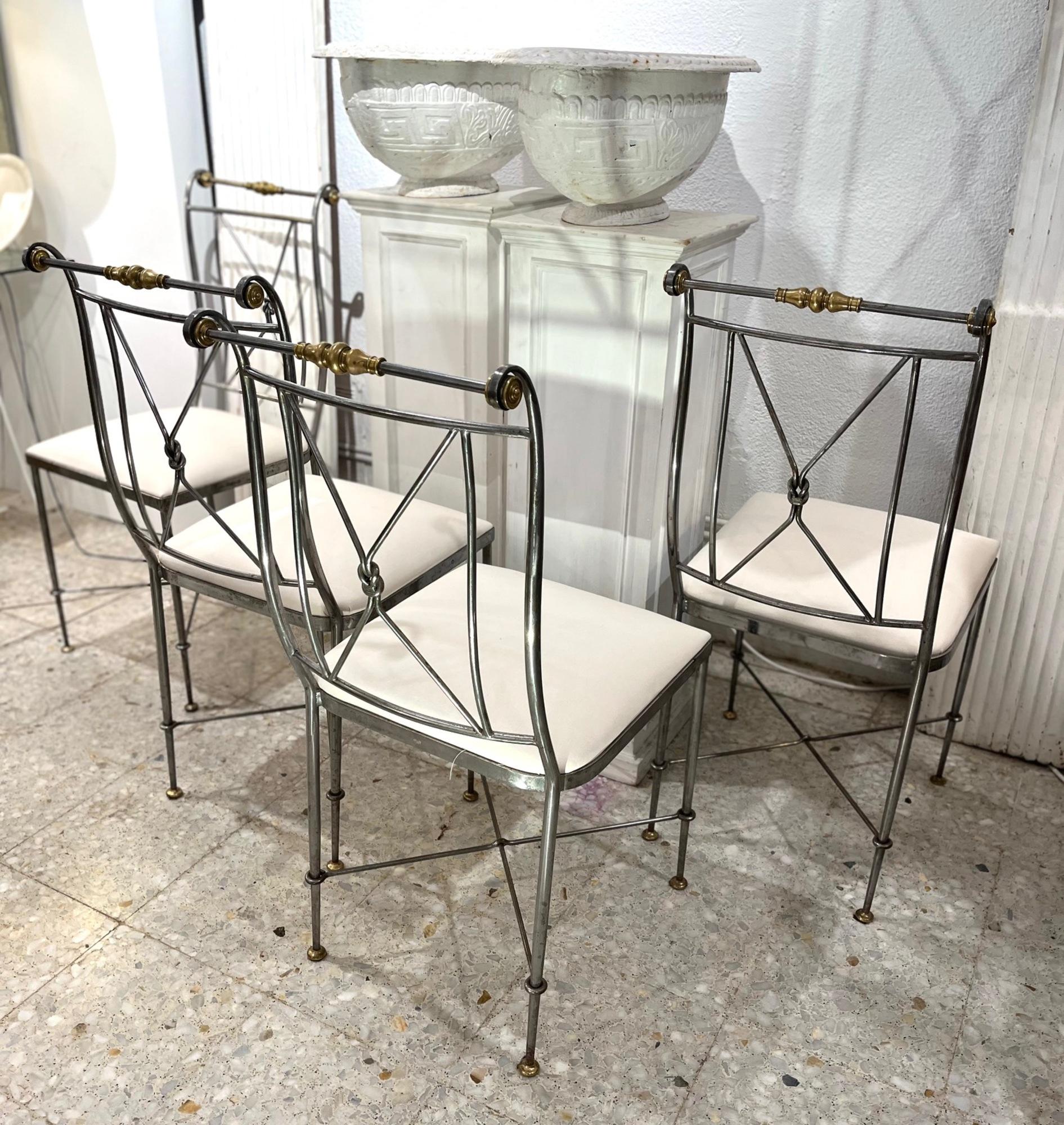 20ième siècle 1970 Ensemble de quatre chaises néoclassiques en métal et laiton signées A. Orlandi en vente