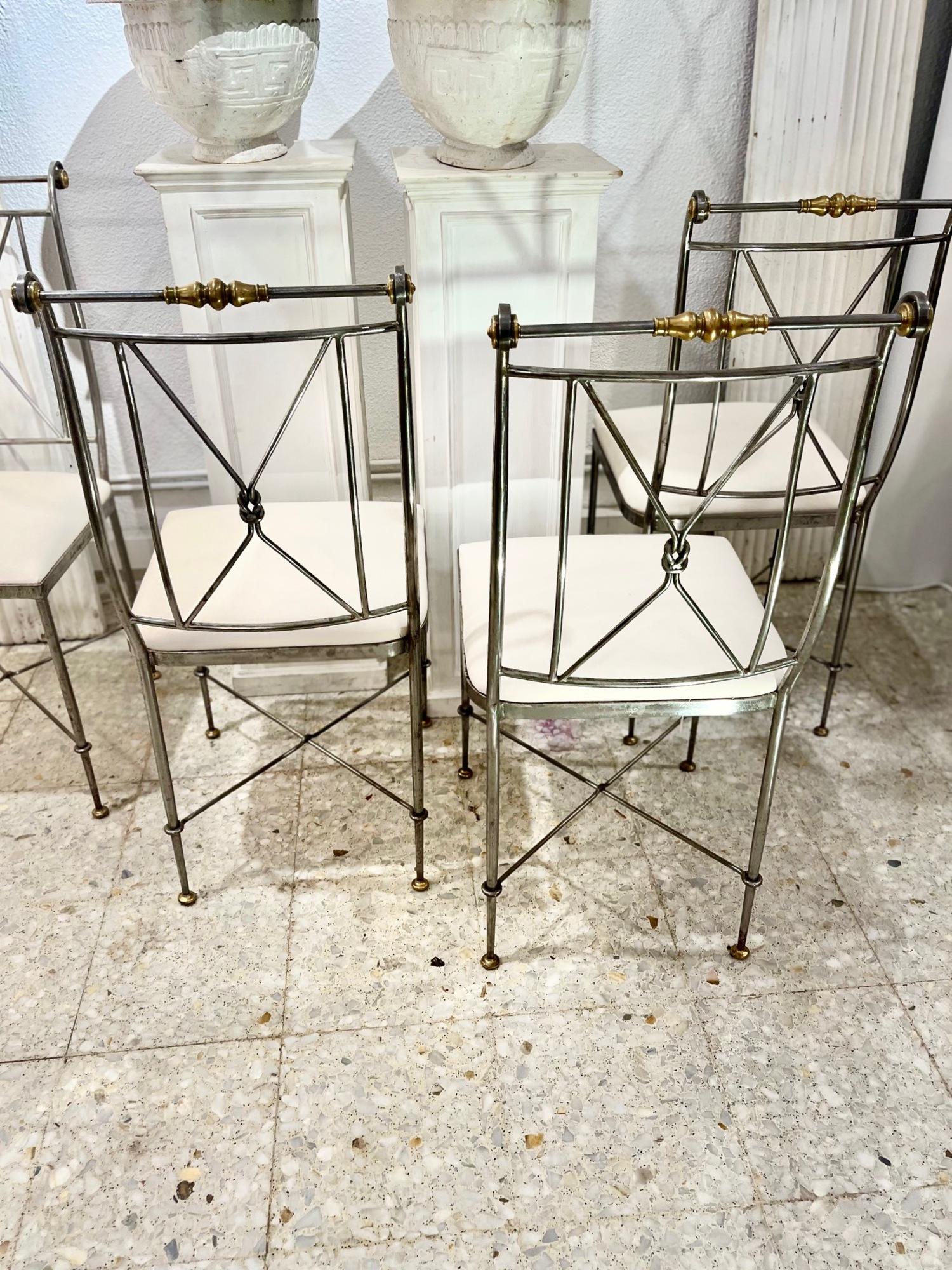 Métal 1970 Ensemble de quatre chaises néoclassiques en métal et laiton signées A. Orlandi en vente