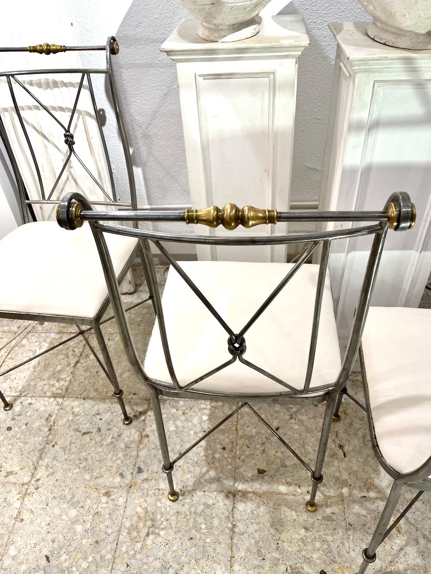 1970 Ensemble de quatre chaises néoclassiques en métal et laiton signées A. Orlandi en vente 1