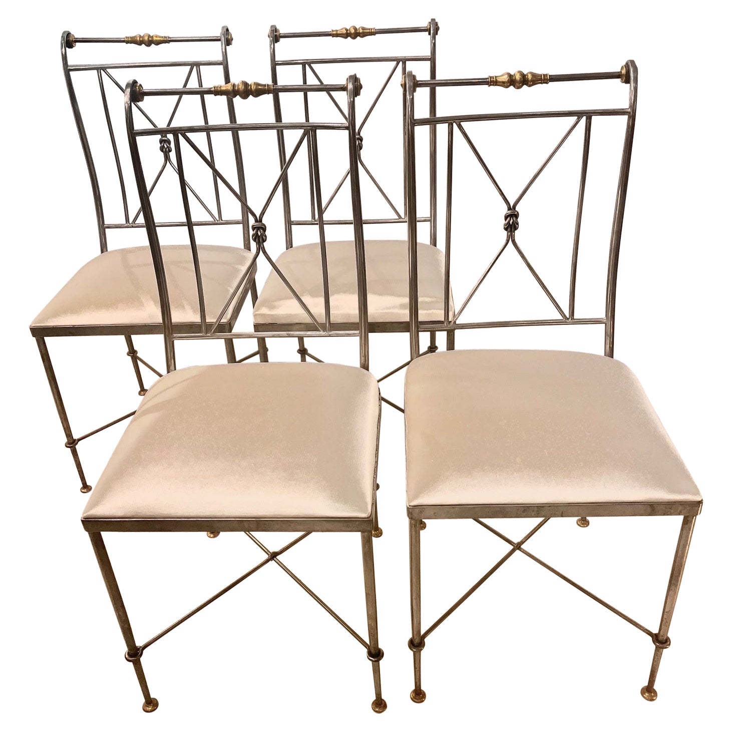 1970 Ensemble de quatre chaises néoclassiques en métal et laiton signées A. Orlandi en vente