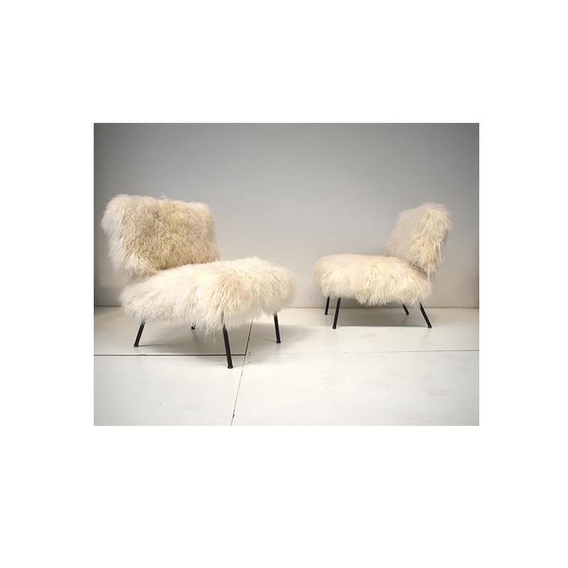Pair of vintage armchairs from the 1970s, Italian manufacture.
The armchairs have an iron paw with seat and back upholstered in Mongolian goat fur.