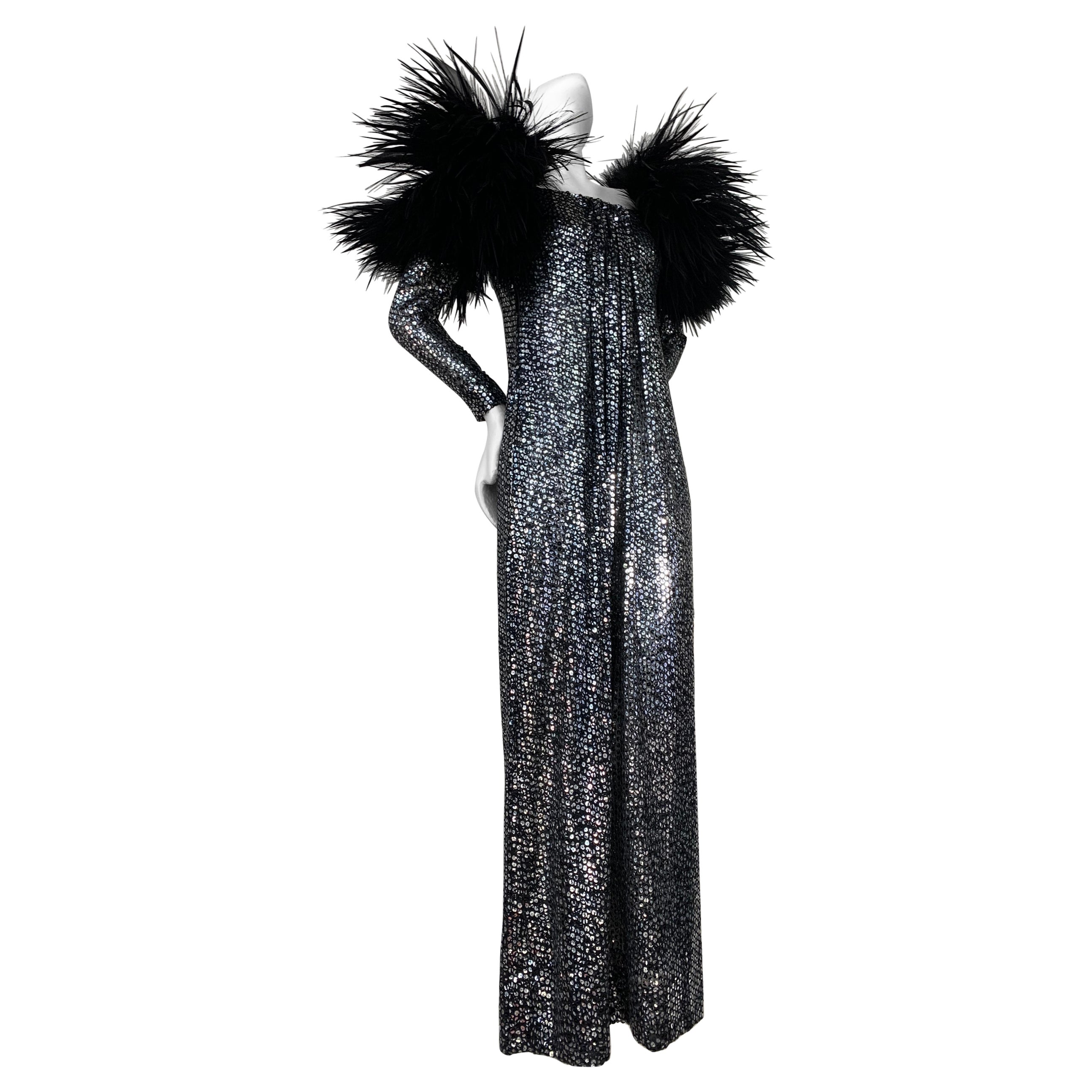1970 Silver & Black Sequin Gown w Avant Garde Black Feather Shoulder Detail (Robe à paillettes argentées et noires avec détails d'épaules en plumes noires) en vente