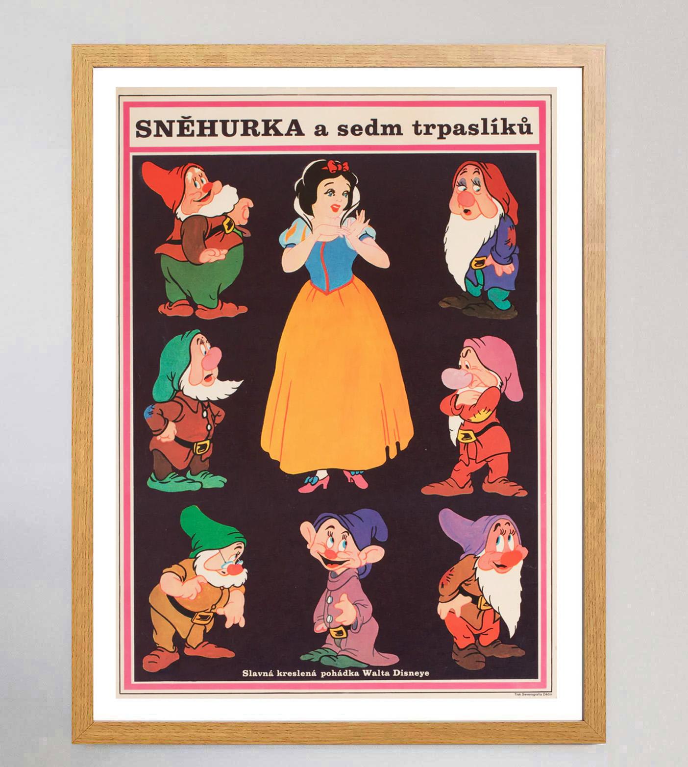1970 Schneewittchen und die sieben Zwerge (Tschechisch) Original Vintage Poster im Zustand „Gut“ im Angebot in Winchester, GB