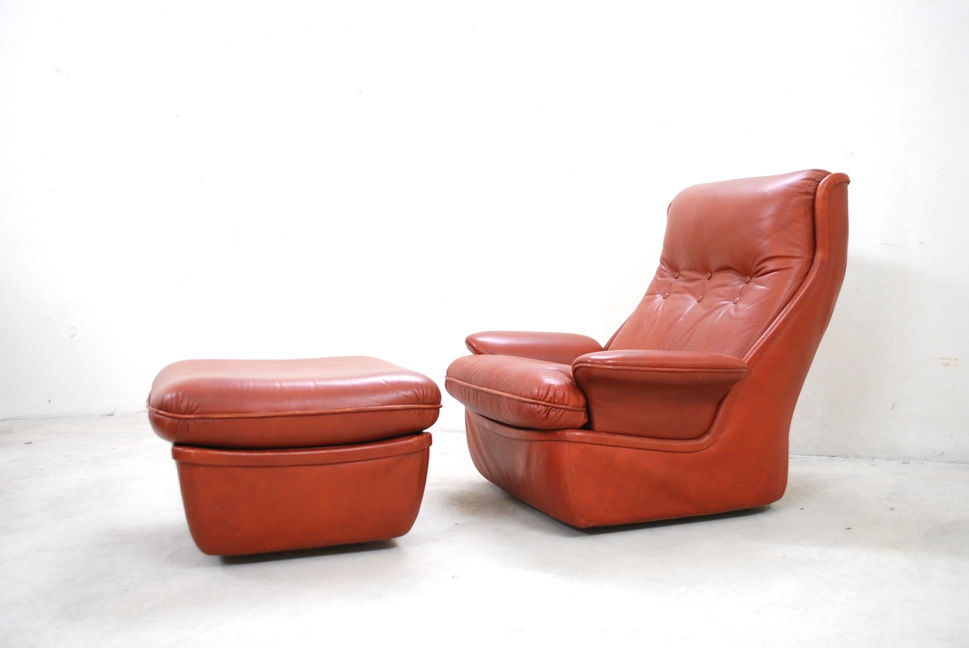 Lounge chair and ottoman from the 1970s of the Space Age Ära
Manufactured is unknown
Ox red aniline leather and fibreglass frame
4 small wheels on the base.

Dimensions:
Armchair:
Width 95 cm
Depth 95 cm
Height 92 cm
Seat height 39