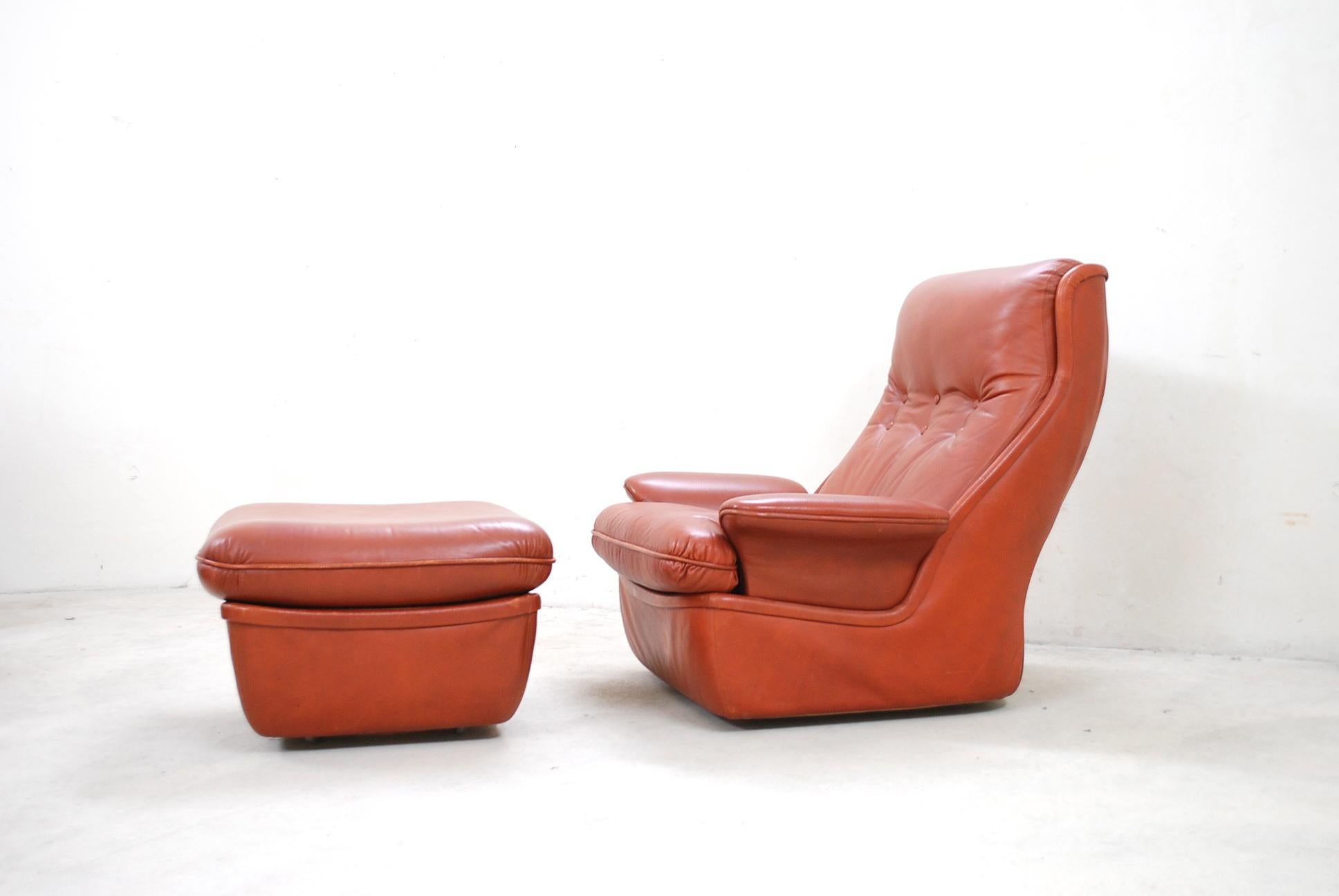  1970 Space Age Ox Red Leather Lounge Chair and Ottoman In Good Condition In Munich, Bavaria