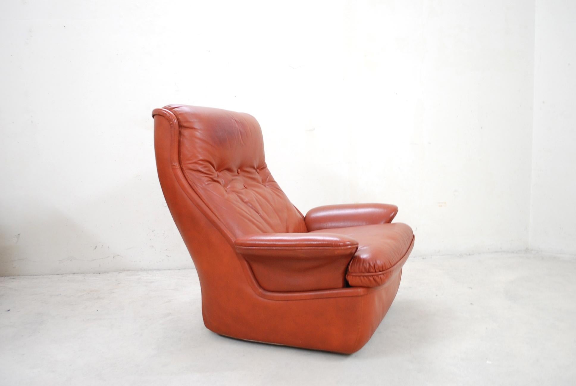 Lounge chair from the 1970s of the Space Age Ära
Manufactured is unknown
Ox red aniline leather and fibreglass frame
4 small wheels on the base.

Dimensions:
Armchair:
Width 95 cm
Depth 95 cm
Height 92 cm
Seat height 39 cm.

 