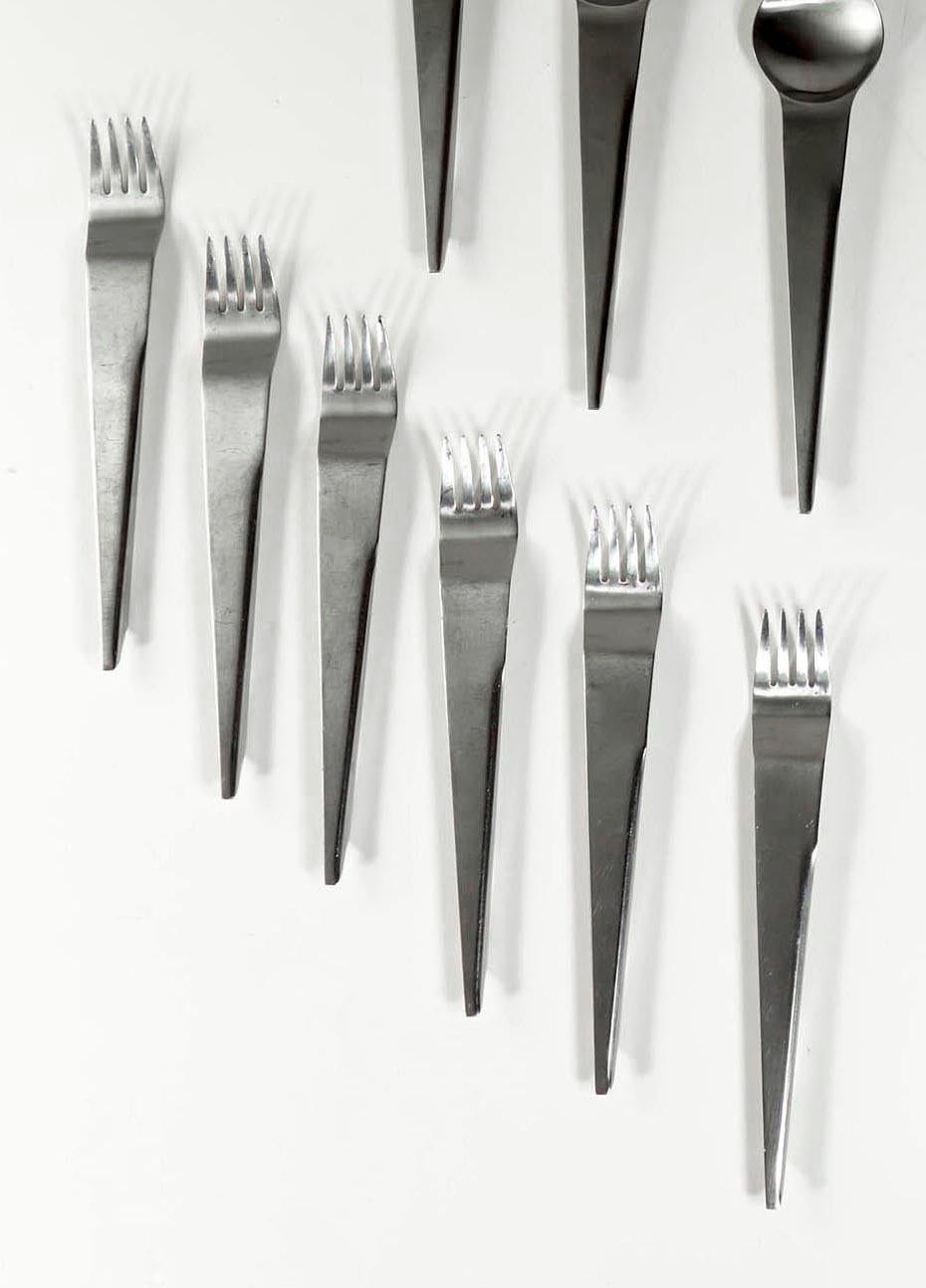 Posate A Space _ set di 18 pezzi
prod. Gottingen
Italia, 1970

Steele Inox
Design modernista
Ottime condizioni, leggeri graffi superficiali

cucchiaio: 20x5x1 cm
forcella: 20x2,5x1 cm
coltello: 21x2x0,5 cm