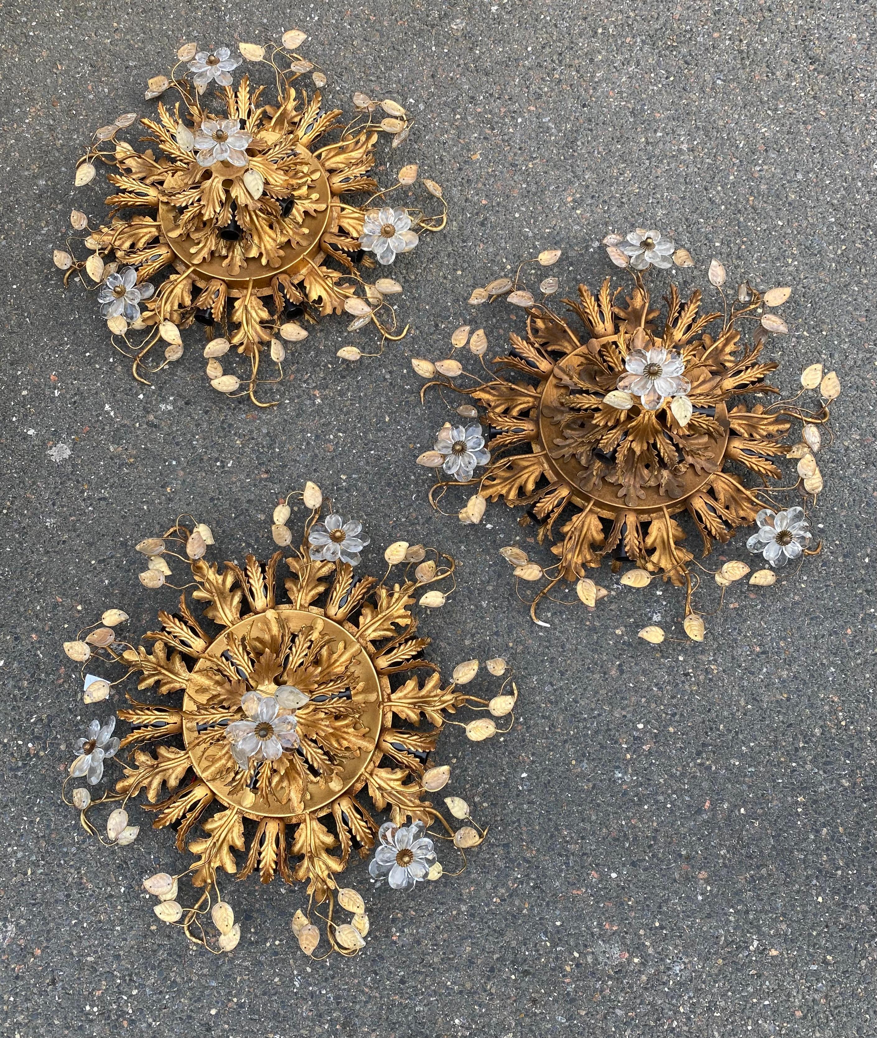 Suite of 3 ceiling lights or wall lights in gold metal, 15 bulbs in 2 rows Decorated with leaves and flowers in glass or crystal
Good condition,
Circa 1970
Height: 17 cm
Diameter: 60 cm