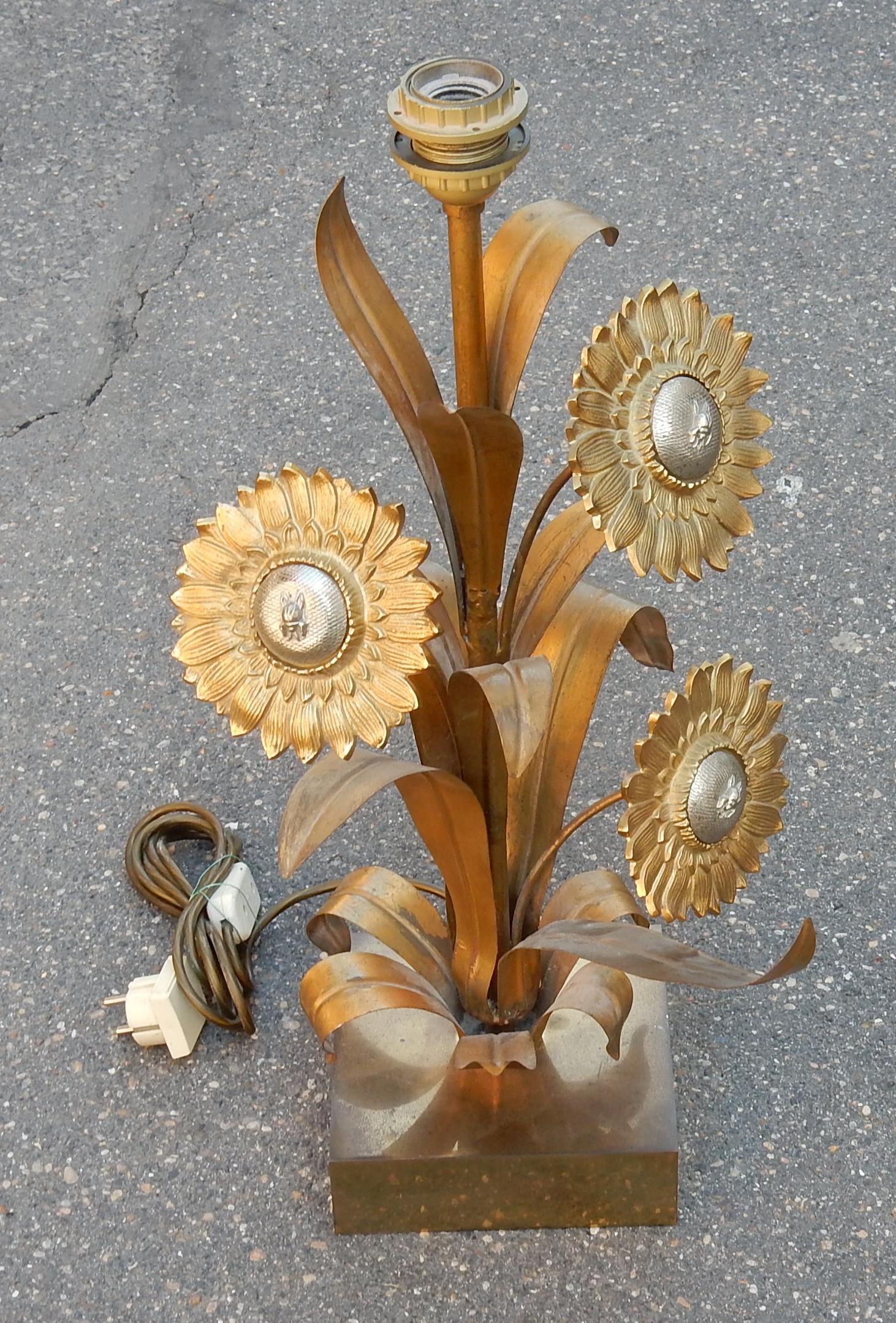 1970 Sonnenblumen-Lampe im Stil von Maison Jansen (Messing) im Angebot