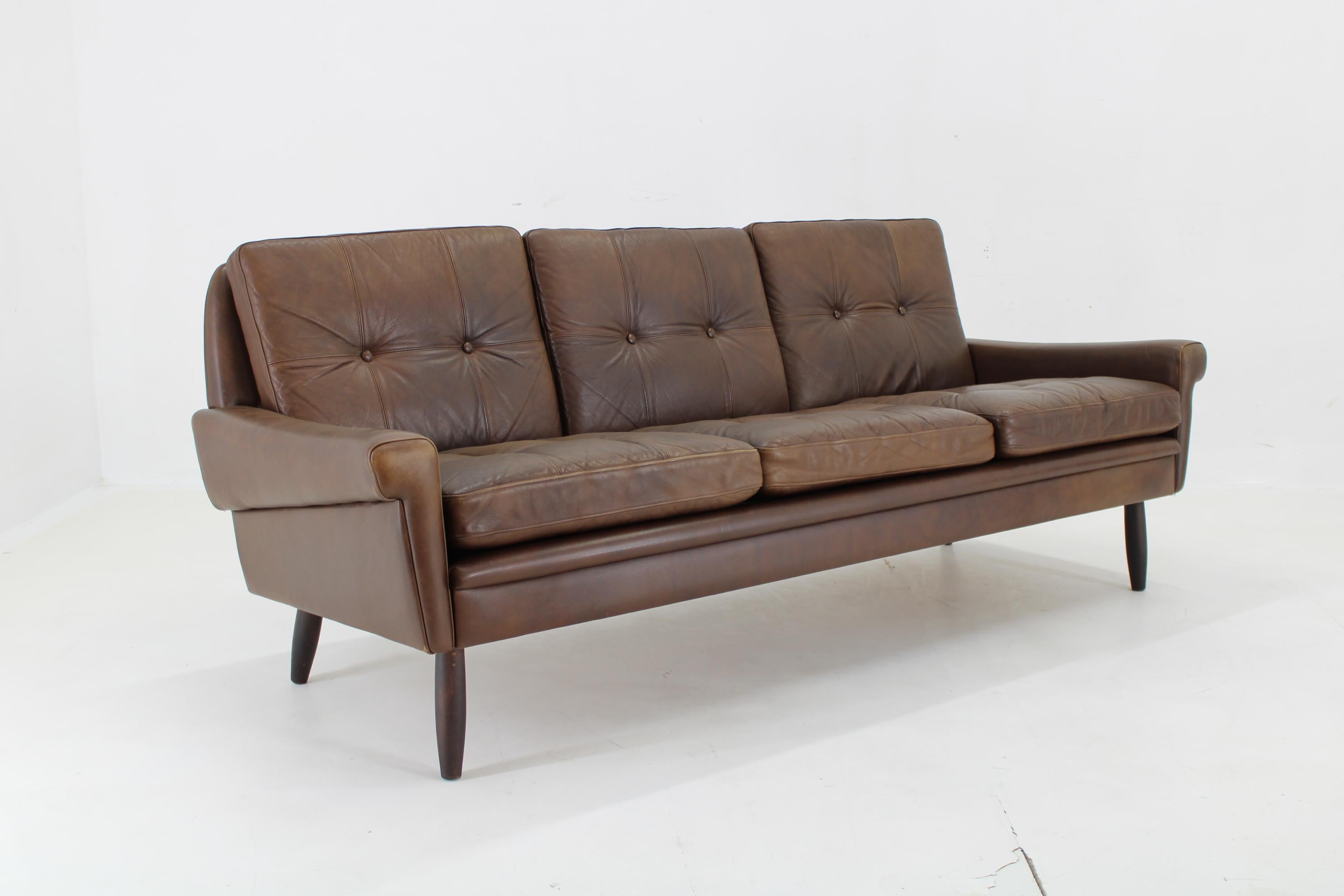 - Good original condition with minor signs of use 
- Cleaned 
