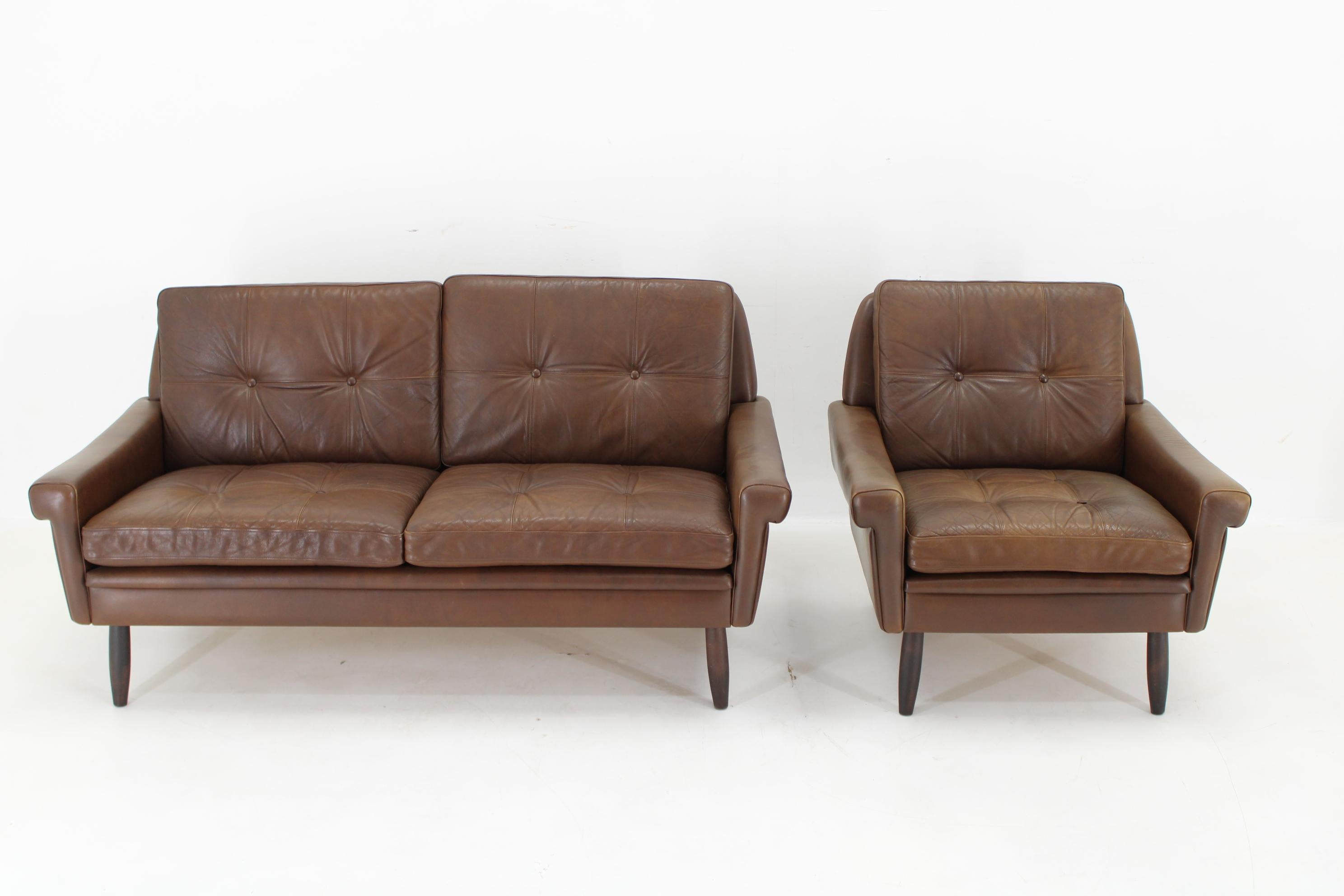 - Good original condition with minor signs of use 
- Cleaned 
- Armchairs dimensions : Height :73cm,Seat Height: 44cm Width:76cm          
                                         Depth: 75cm 