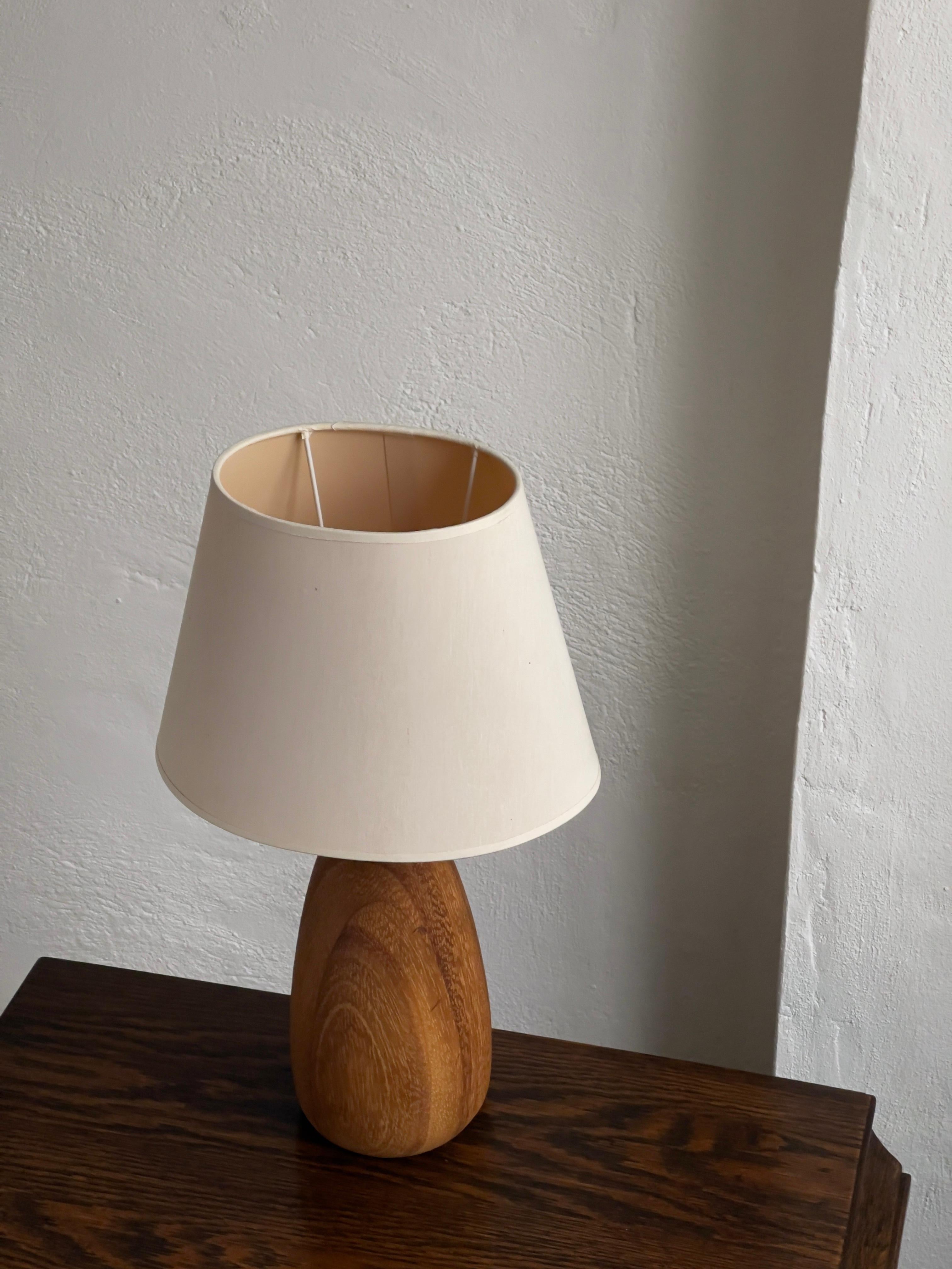 French Mid Century french table Lamp in Solid Elm Tree and colored brass For Sale