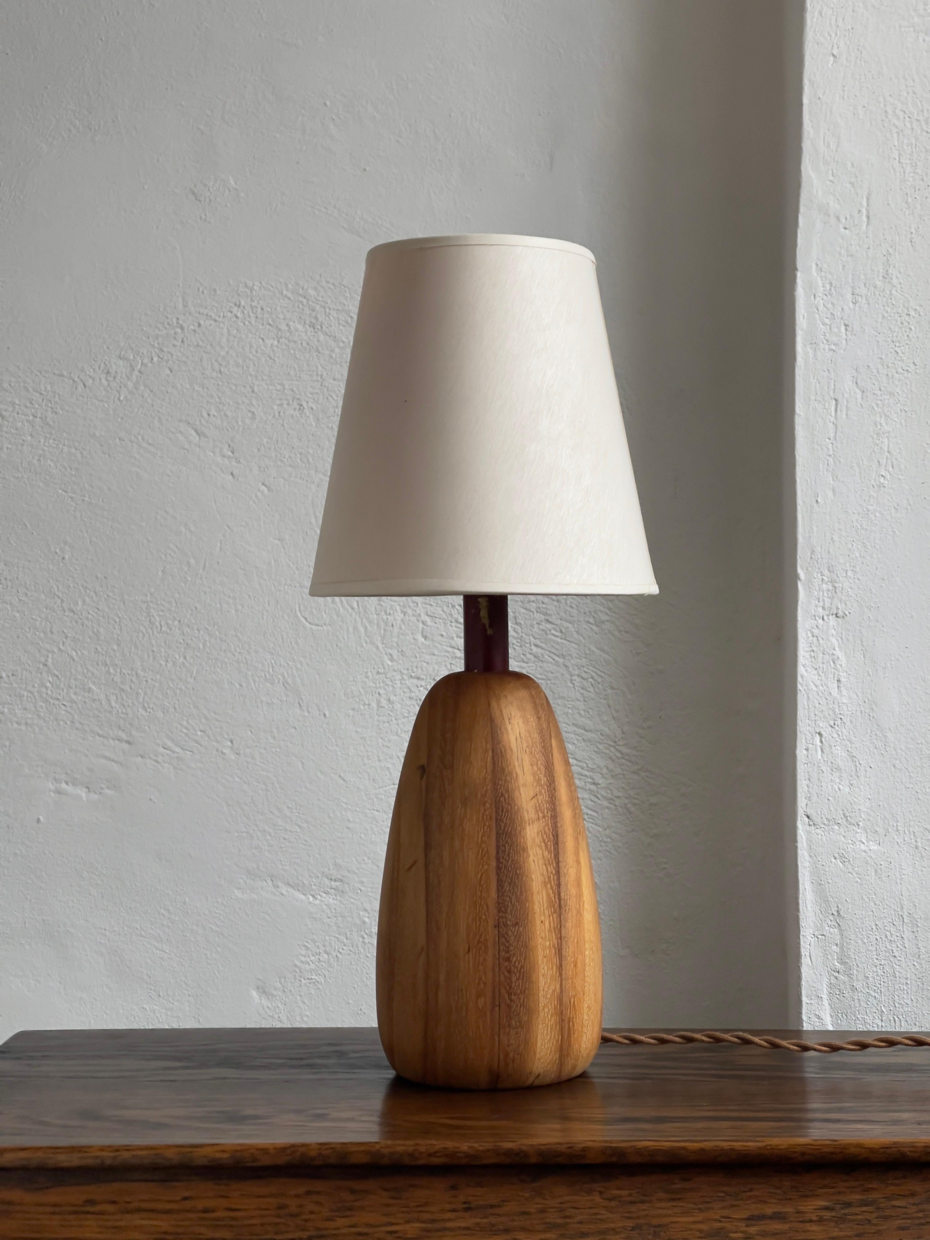 Carved Mid Century french table Lamp in Solid Elm Tree and colored brass For Sale