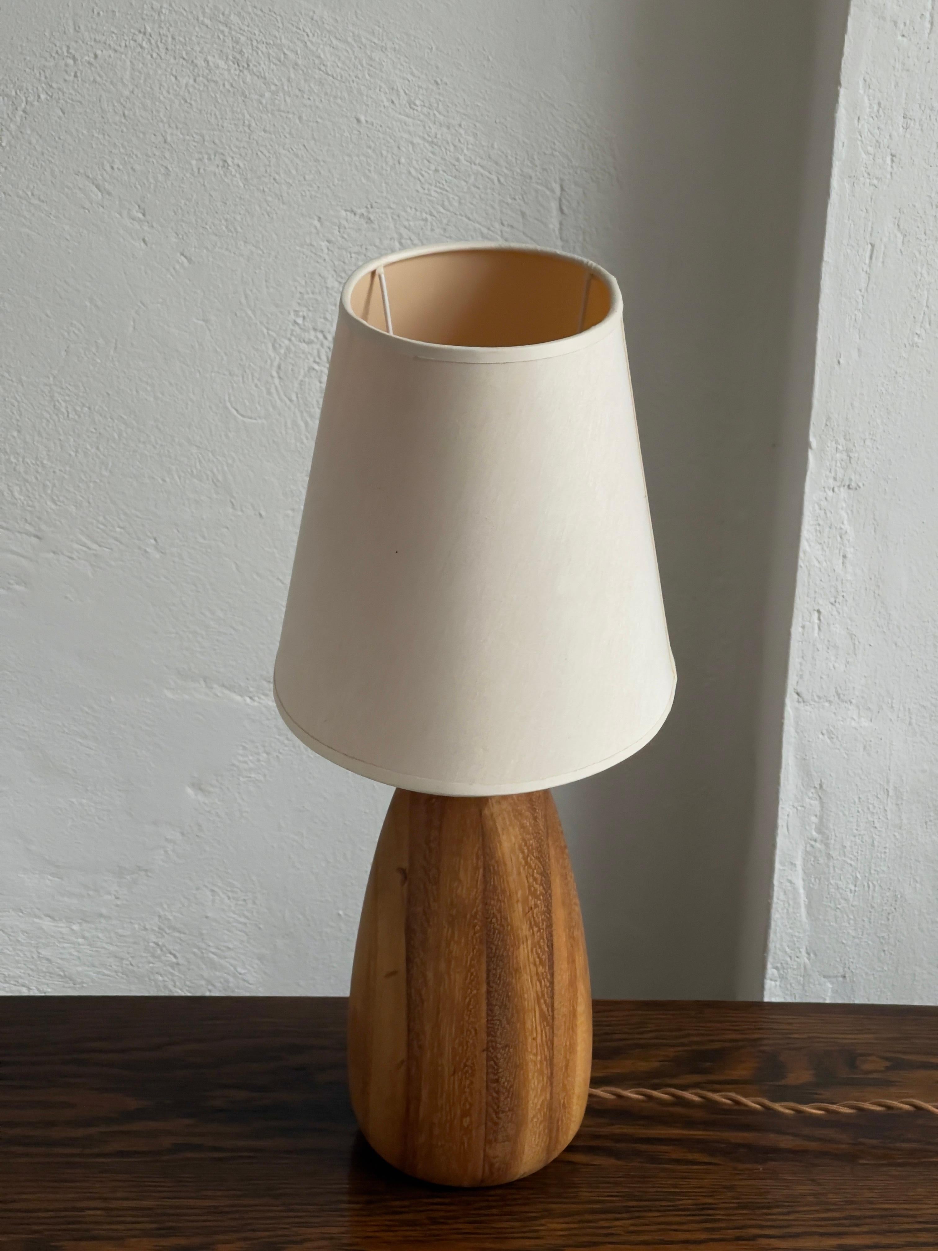 Mid Century french table Lamp in Solid Elm Tree and colored brass In Good Condition For Sale In København K, 84
