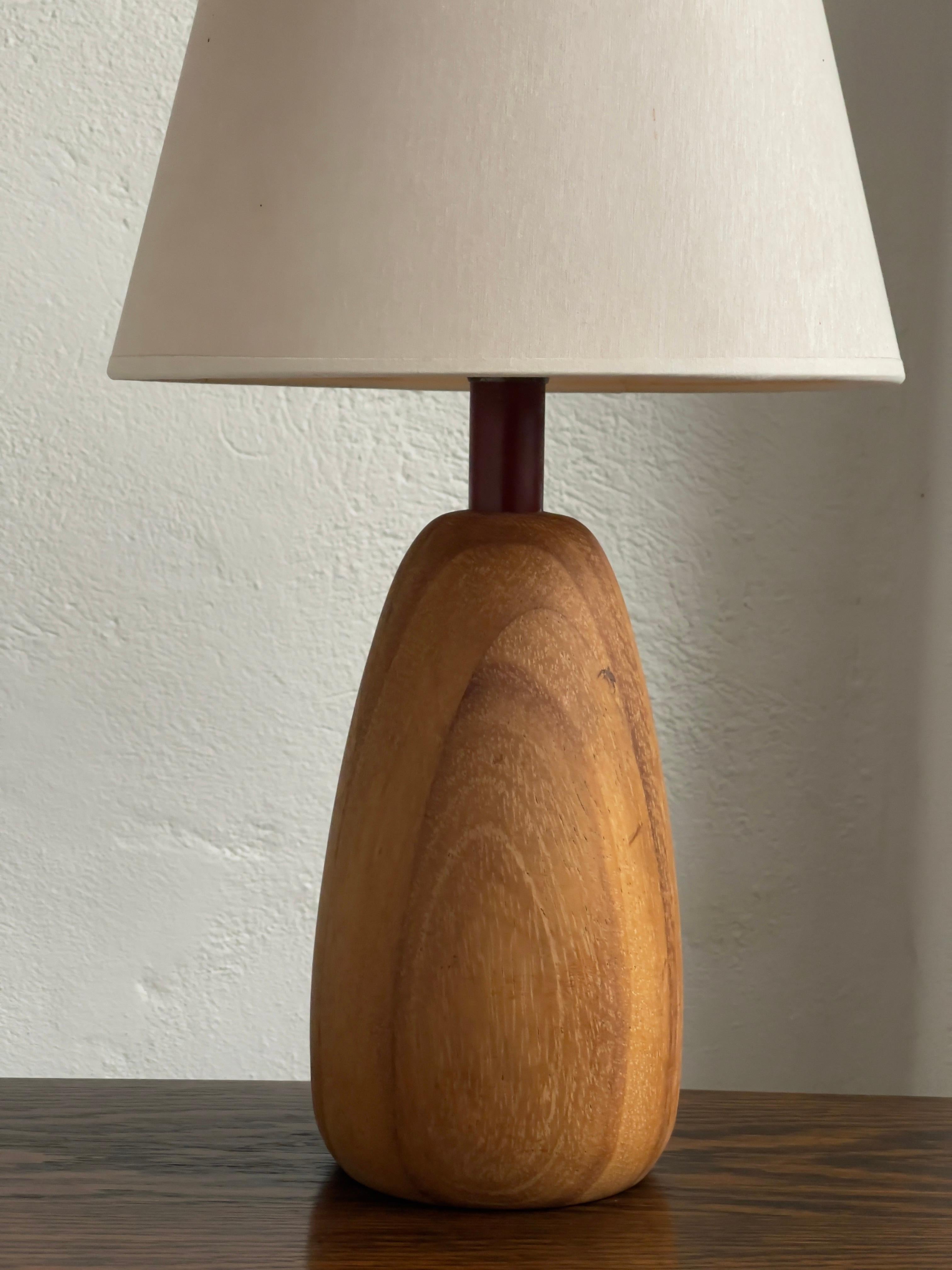 Brass Mid Century french table Lamp in Solid Elm Tree and colored brass For Sale