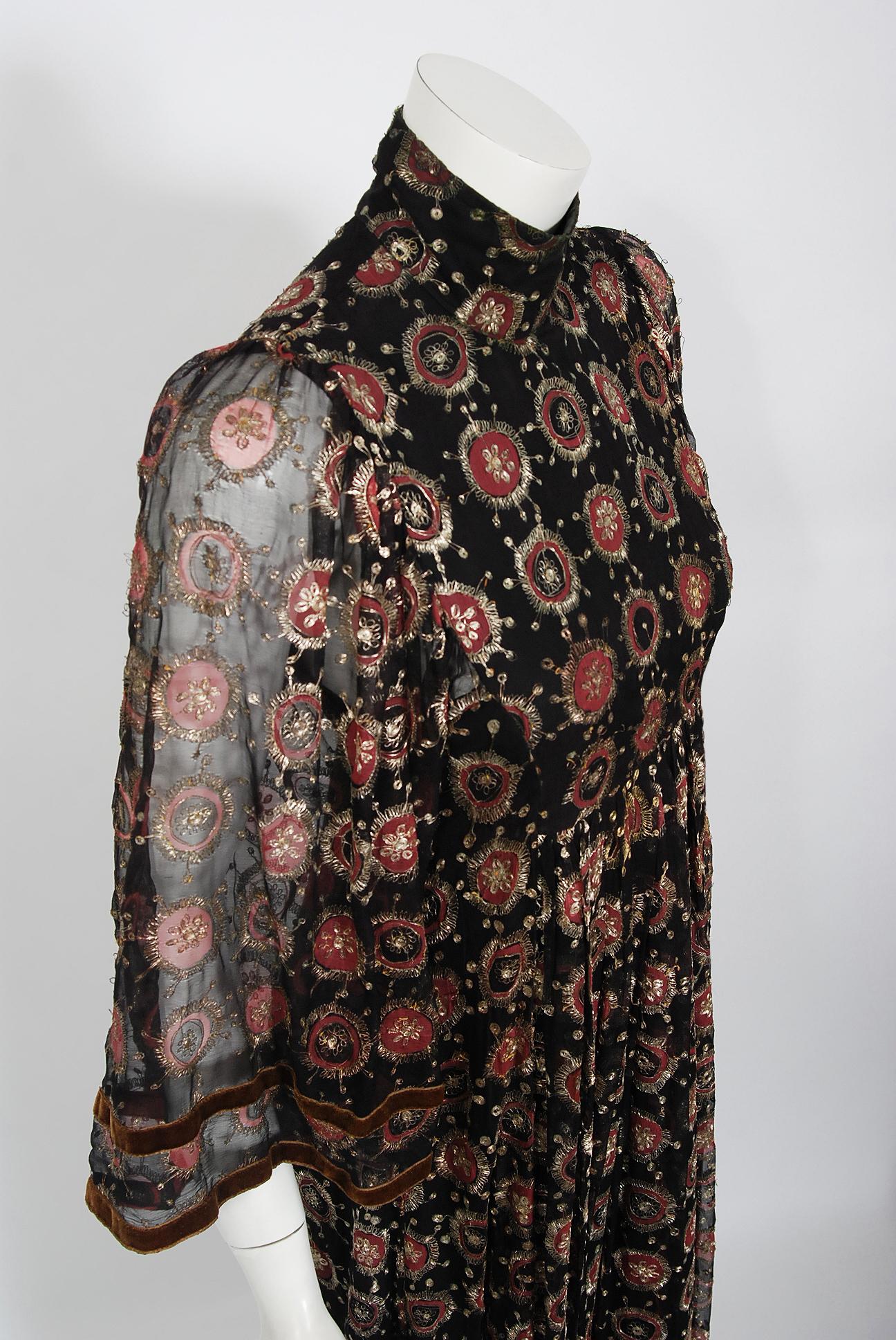 1970 Thea Porter Couture Metallic besticktes Kleid aus Seidenchiffon mit geriffelten Ärmeln (Schwarz)