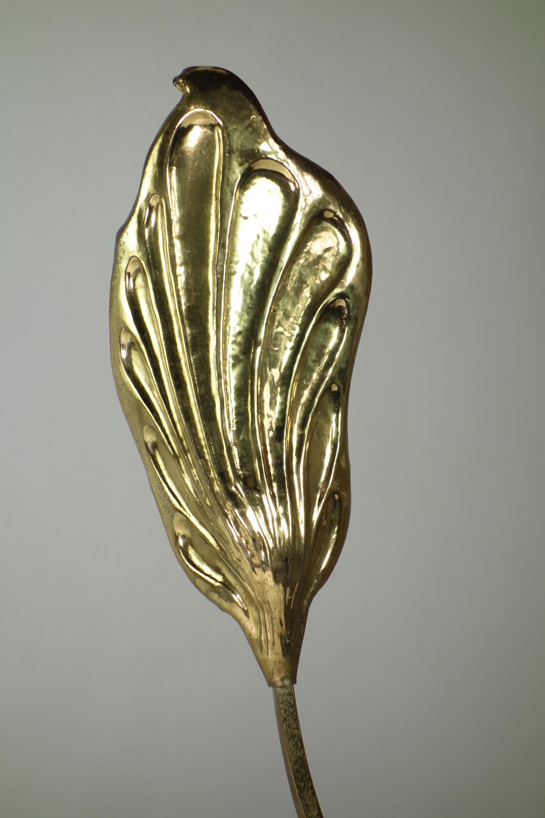 1970 Tommaso Barbi Carlo Giorgi Italienische Tischlampe aus Messing mit Blattdesign aus Messing (Moderne der Mitte des Jahrhunderts) im Angebot