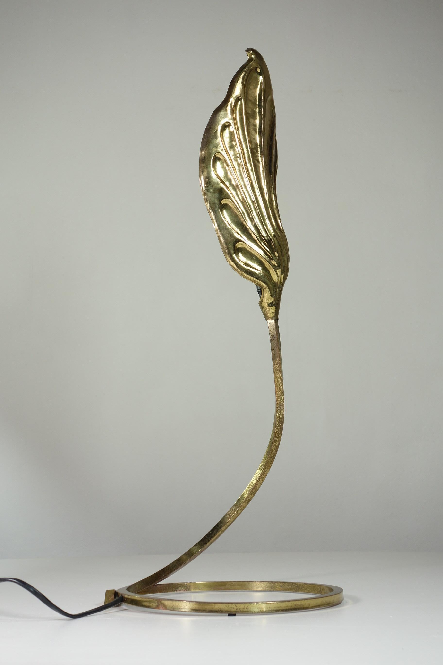 1970 Tommaso Barbi Carlo Giorgi Italienische Tischlampe aus Messing mit Blattdesign aus Messing im Angebot 1