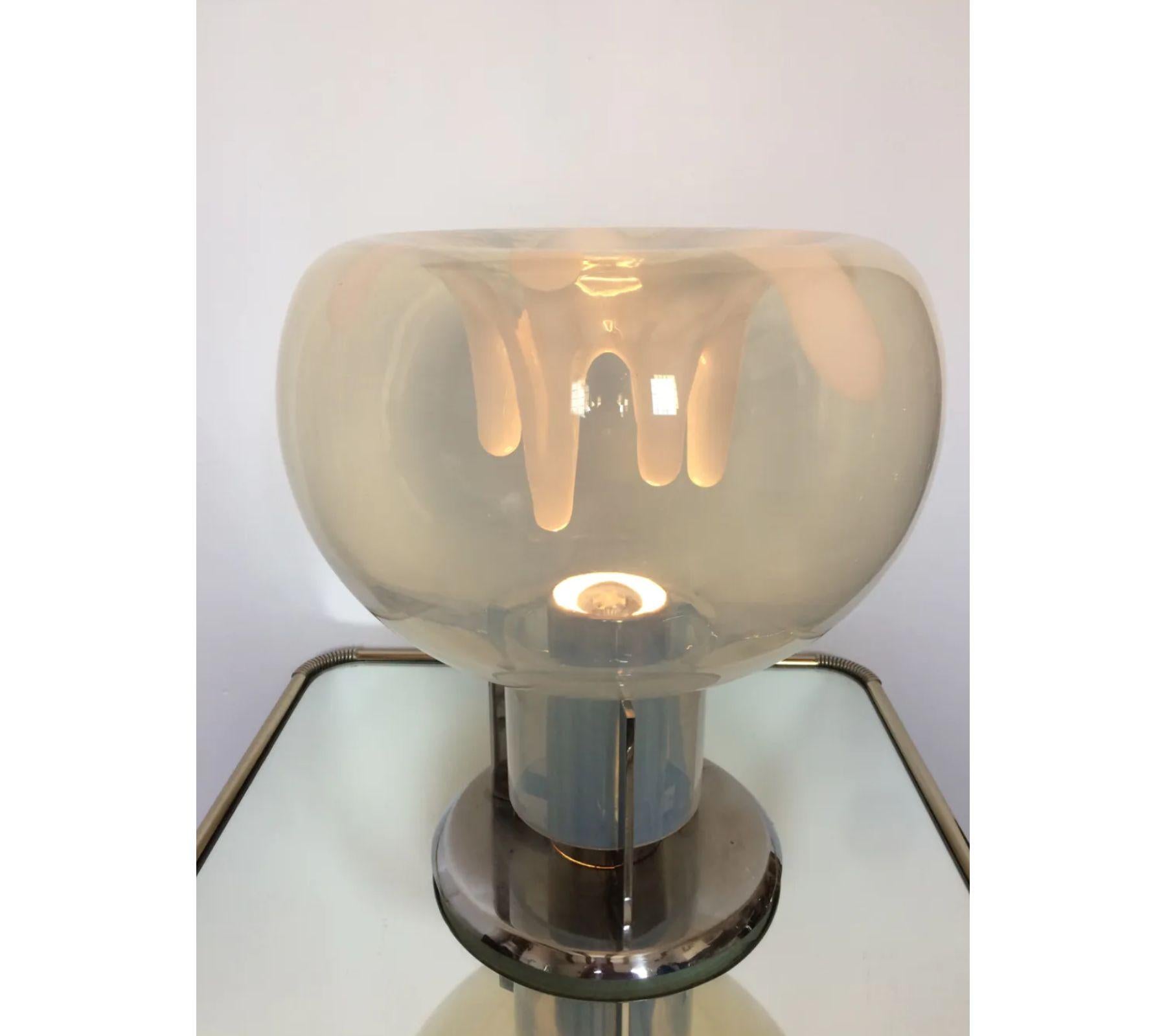 Superb blue lamp, incredible proportions. A design object that will surprise your guests. Rare piece never met at Tempsaux Temps. State of the great globe, brand for use on chrome.
Table lamp: Corded > Type c >250v.