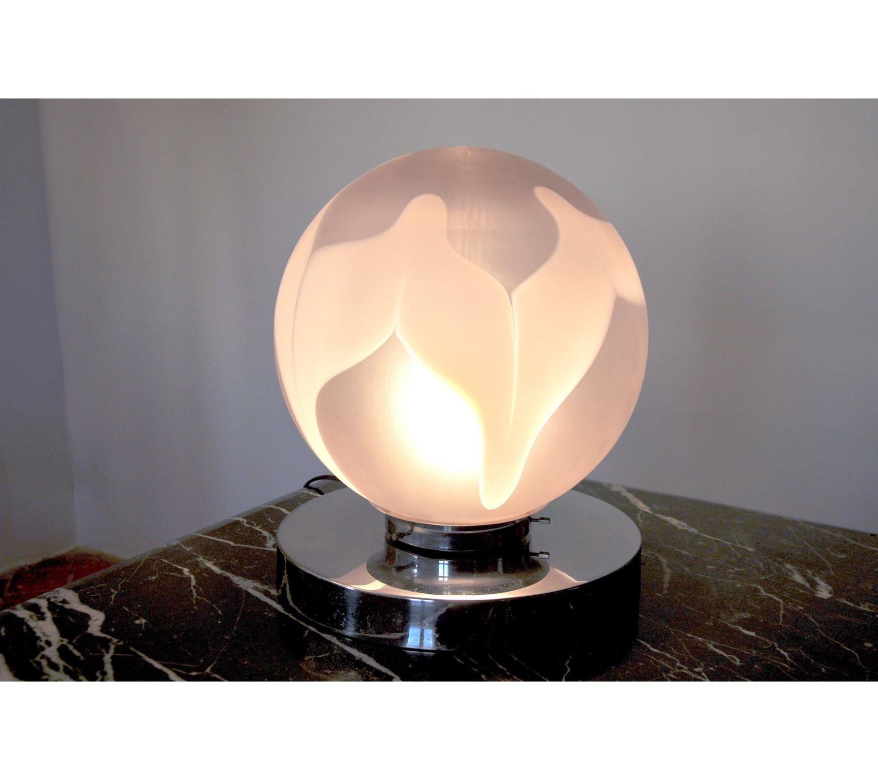 Superb Toni Zuccheri table lamp, incredible proportion of the bicolore murano globe. A unique object of design that will be great a highlight to your interior project. Object in mint conditions. Electricity verified by our team. Shipping under best