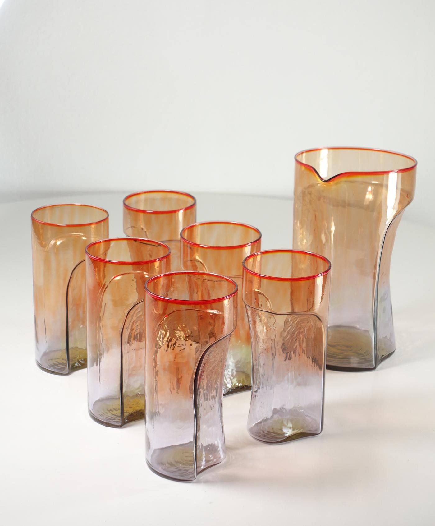 Jarra y 6 Vasos
Toni Zuccheri
VeArt
1970

Raro conjunto de cristal de Murano soplado
Condición perfecta

jarra: h 20 / diám 12 cm
vasos: h 15,5 / 7,5 cm
