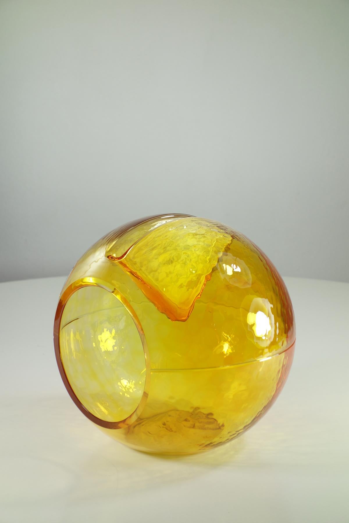 Scultura a sfera in vetro
Toni Zuccheri
VeArt
1970

Vetro di Murano
Adesivo Etichetta di produzione
Condanna perfetta