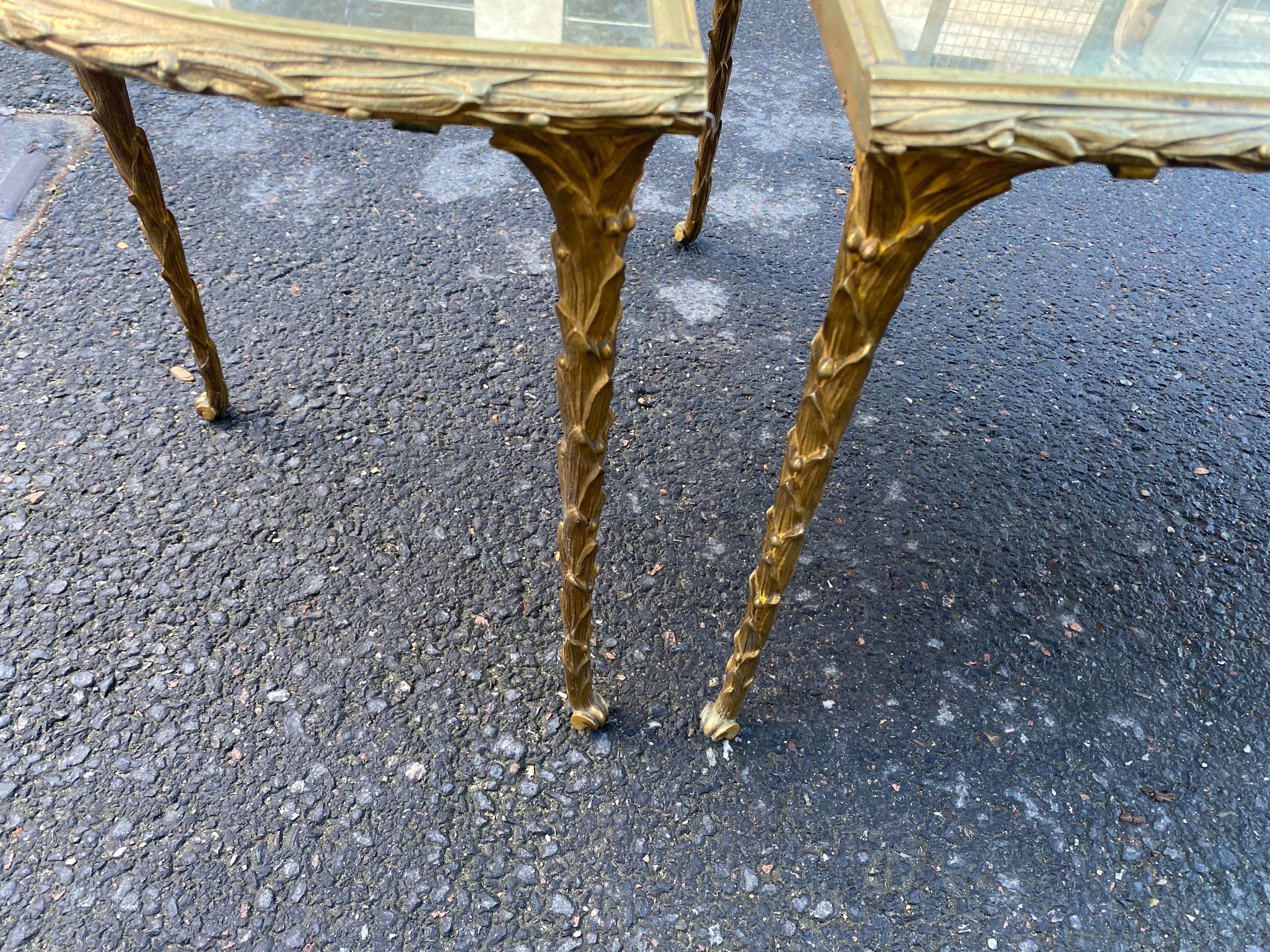 Bronze 1970 Table tripartite Maison Charles, Jansen ou Baguès Décor de palmier, bronze en vente