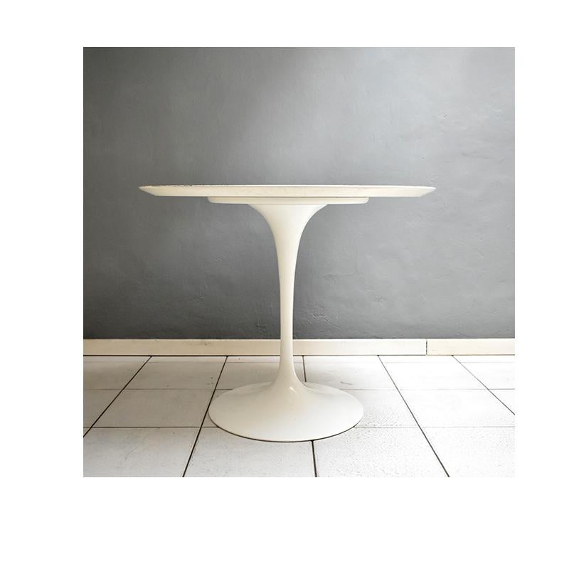 1970, TULIP ROUND TABLE BY KNOLL INTERNATIONAL, DESIGN EERO SAARINEN 
The Saarinen table produced by Knoll, designed in 1956, was the last series of furniture designed by Eero Saarinen before his untimely death. Since the 1950s, Saarinen proves to